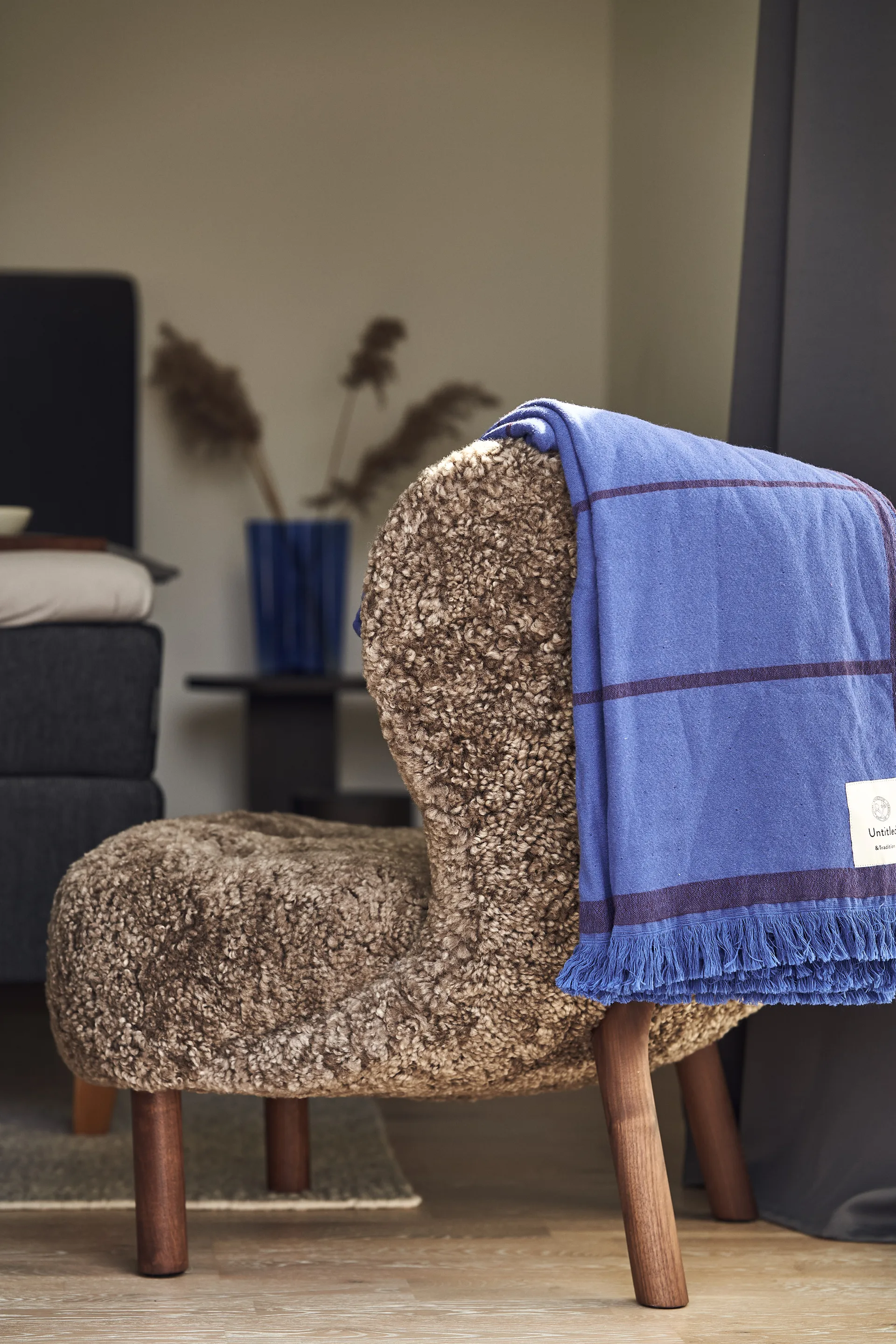 Little Petra VB1 fåtölj, Oljad valnöt-Sahara &Tradition