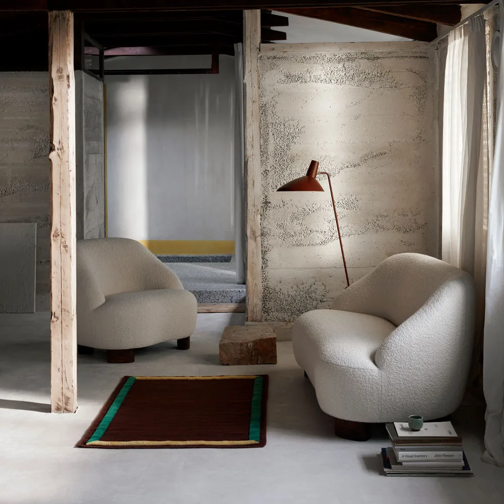 Margas LC1 fåtölj, Karakorum 001 vit-valnötsben &Tradition