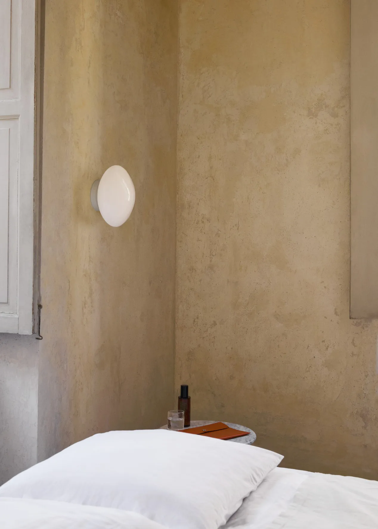 Mist AP22 taklampa/vägglampa Ø25 cm, White-opal glass &Tradition