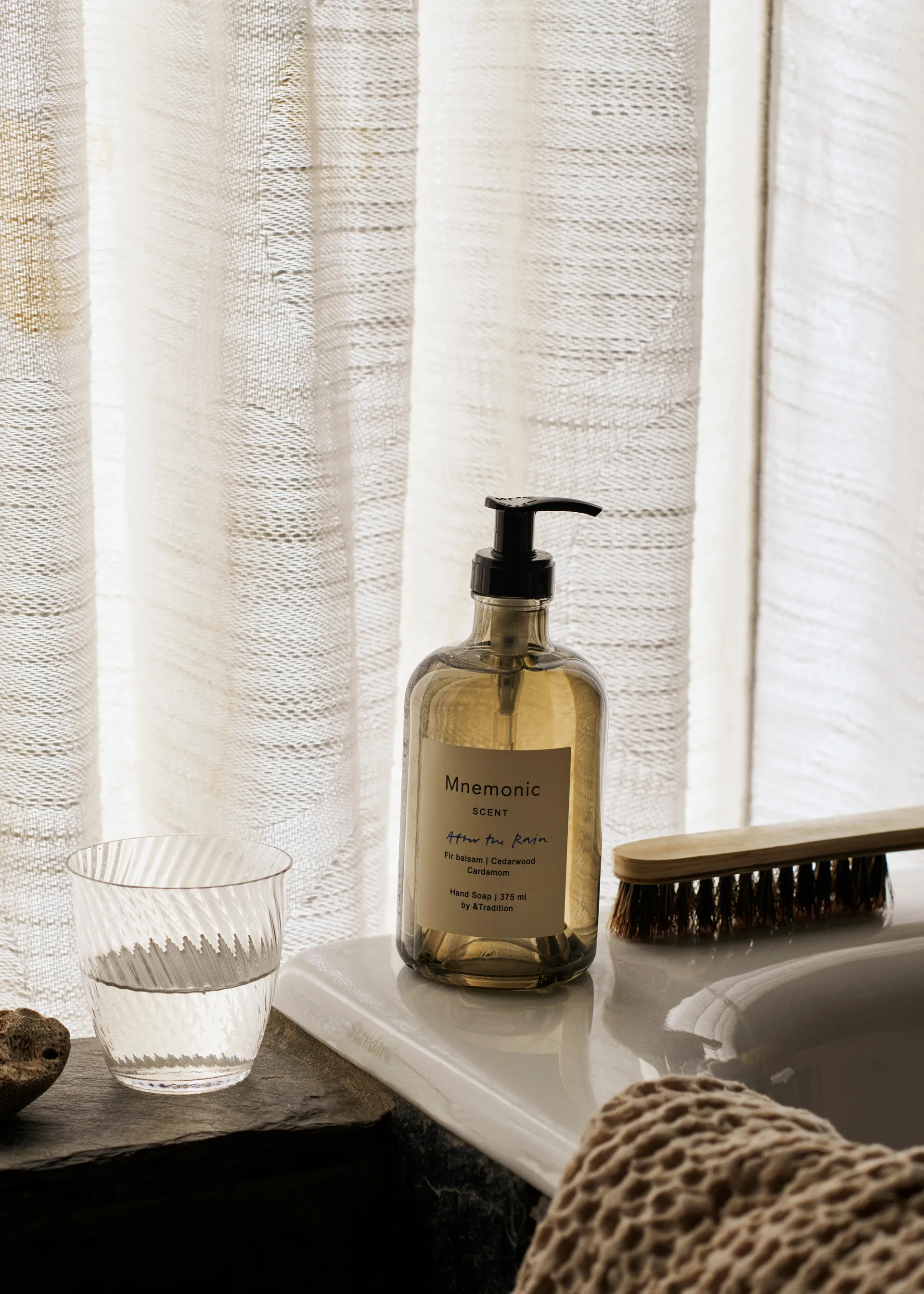 Mnemonic MNC1 handtvål 375 ml, After the rain &Tradition