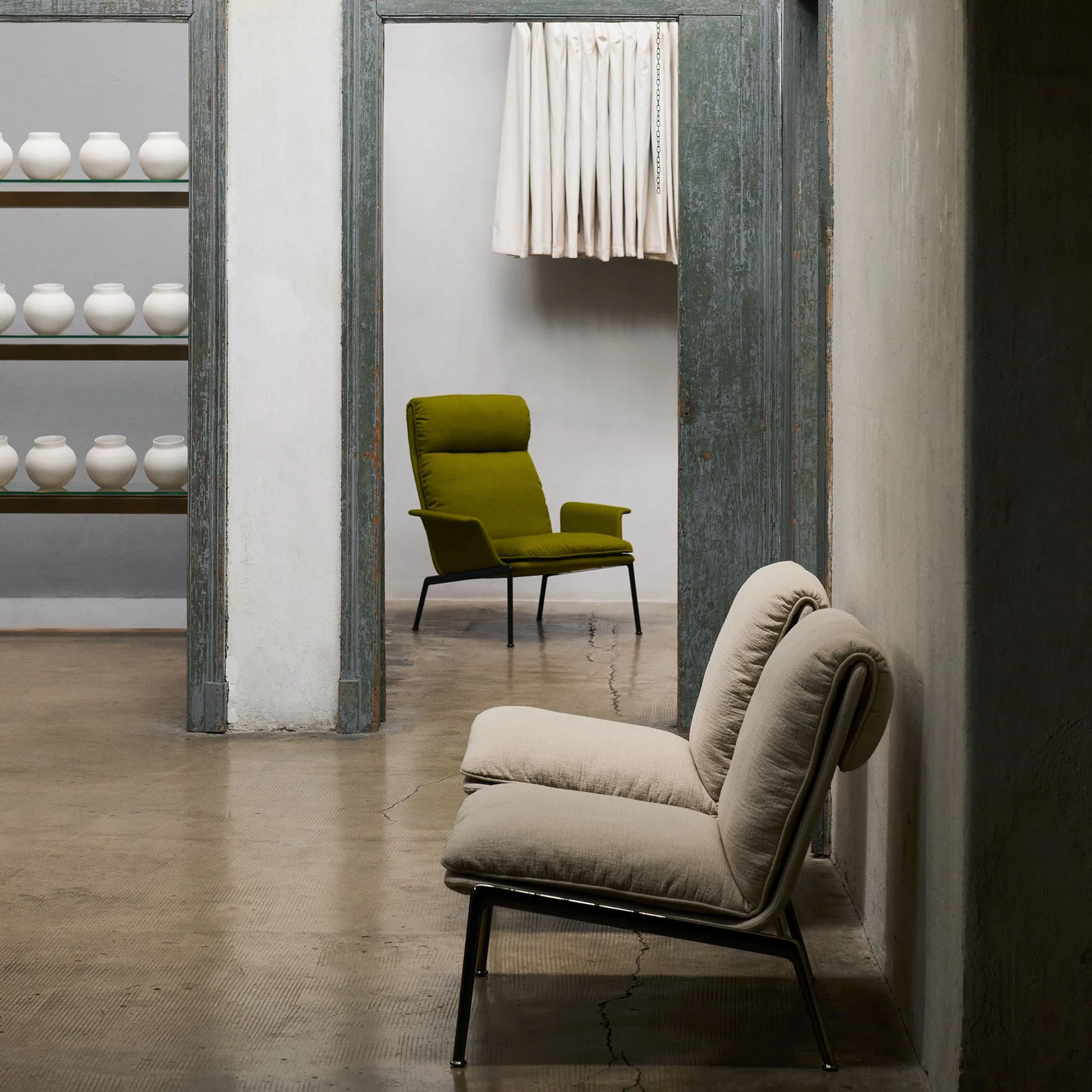 Muno LN17 High back loungefåtölj, Warm black-Vidar 0956 &Tradition