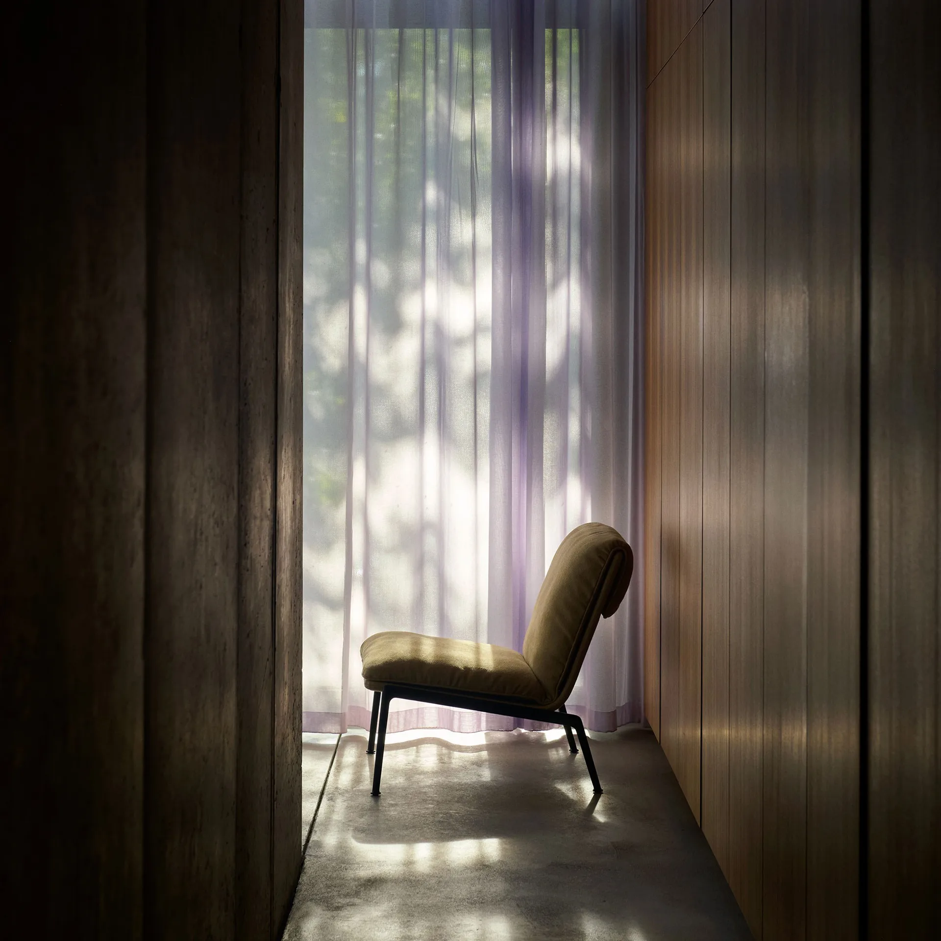 Muno LN18 loungefåtölj, Warm black-Clay 0007 &Tradition