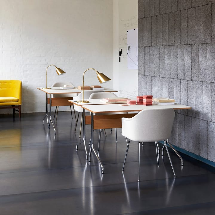 Pavilion AV16 skrivbord, mushroom linoleum, lackad ek, kromben &Tradition