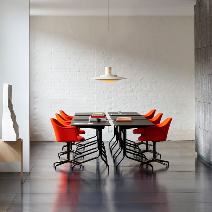 Pavilion AV16 skrivbord, mushroom linoleum, lackad ek, kromben &Tradition