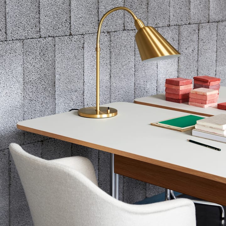 Pavilion AV16 skrivbord, mushroom linoleum, lackad ek, kromben &Tradition