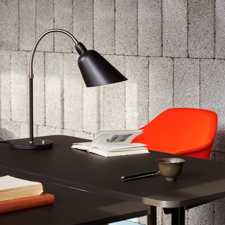 Pavilion AV16 skrivbord, mushroom linoleum, lackad ek, kromben &Tradition