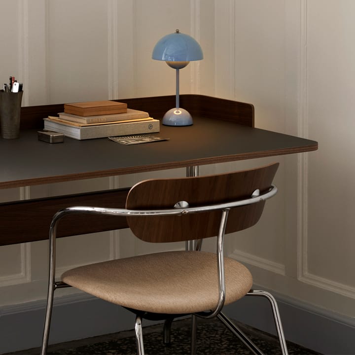 Pavilion AV17 skrivbord, mushroom linoleum, lackad ek, kromben &Tradition