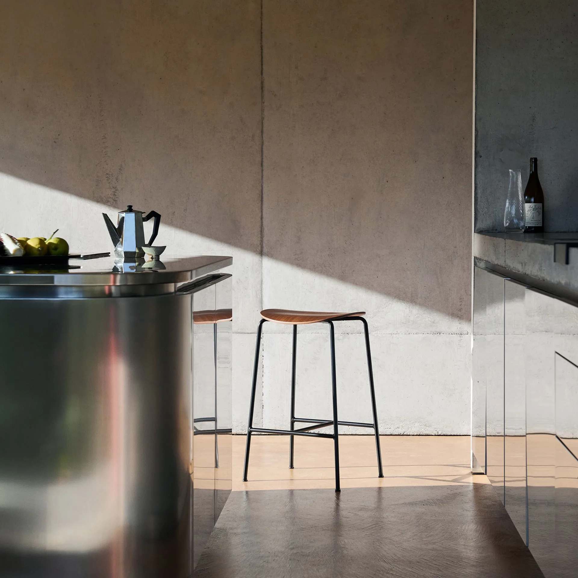 Pavilion AV38 barpall 79 cm, Black-lacquered walnut &Tradition