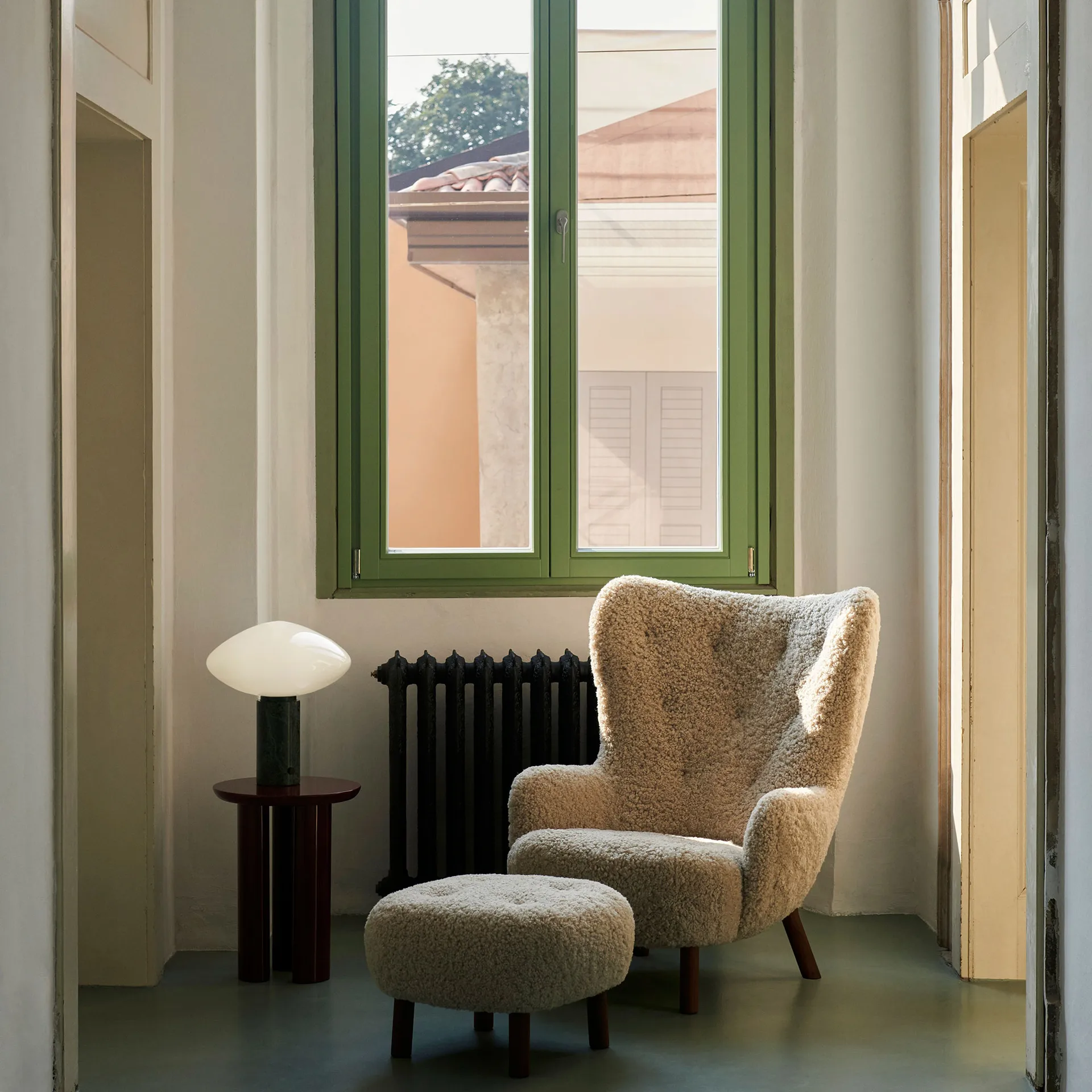 Petra VB3 High fåtölj inkl. pouf ATD1, Oljad valnöt-Sheepskin Moonlight &Tradition