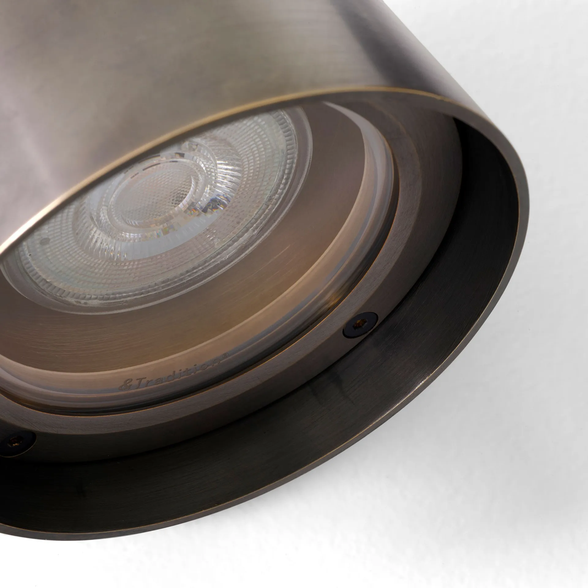 Solid SC105 vägglampa, Bronzed brass &Tradition