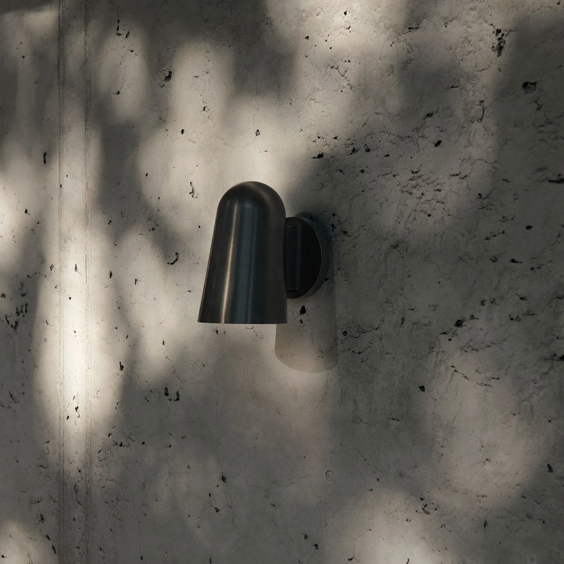 Solid SC105 vägglampa, Bronzed brass &Tradition