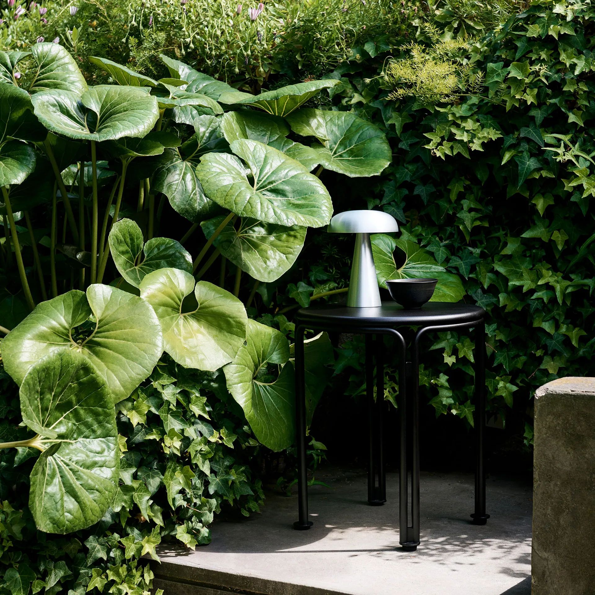 Thorvald SC102 sidobord, Warm black &Tradition