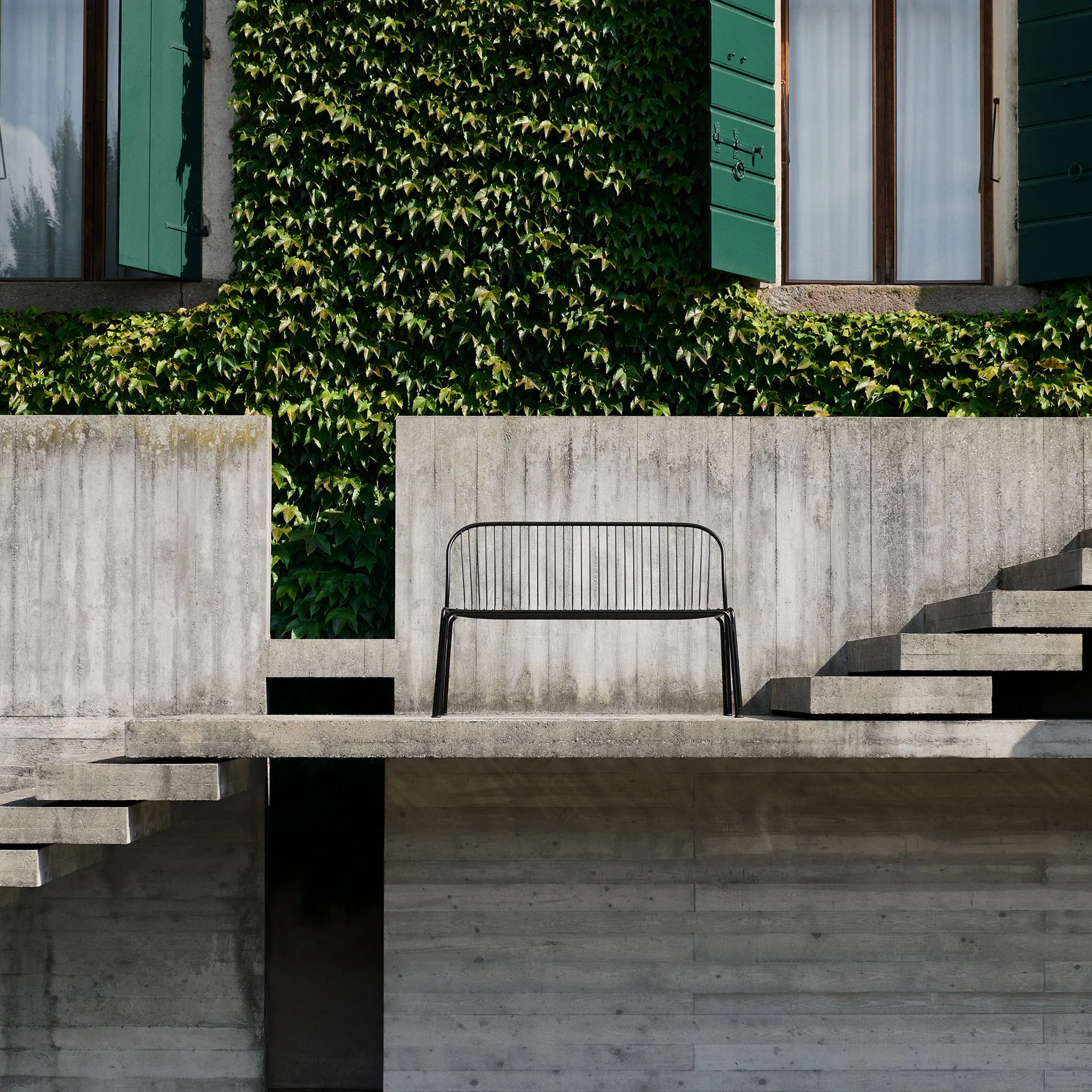 Thorvald SC111 bänk, Warm black, 129 cm &Tradition