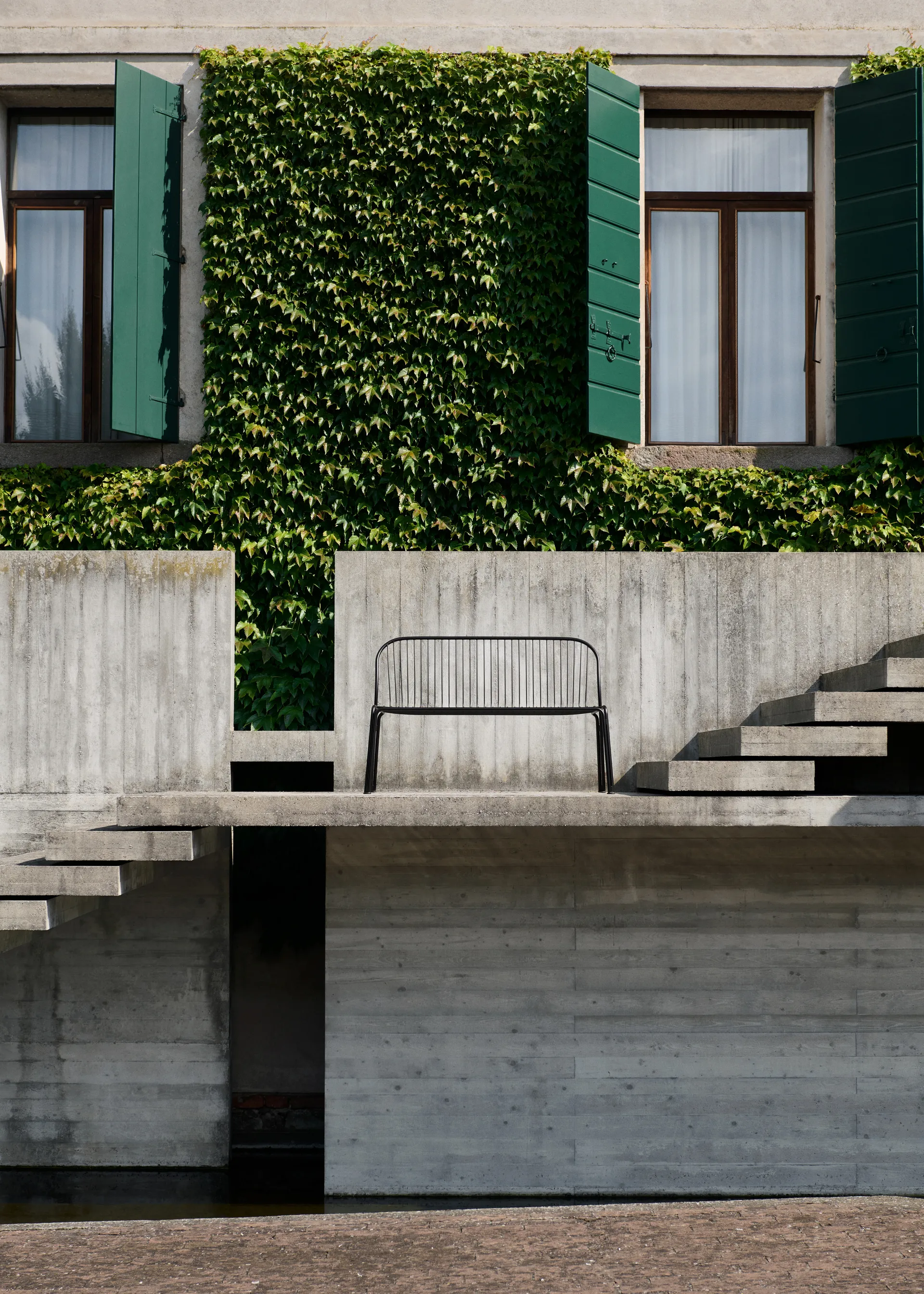 Thorvald SC111 bänk, Warm black, 129 cm &Tradition