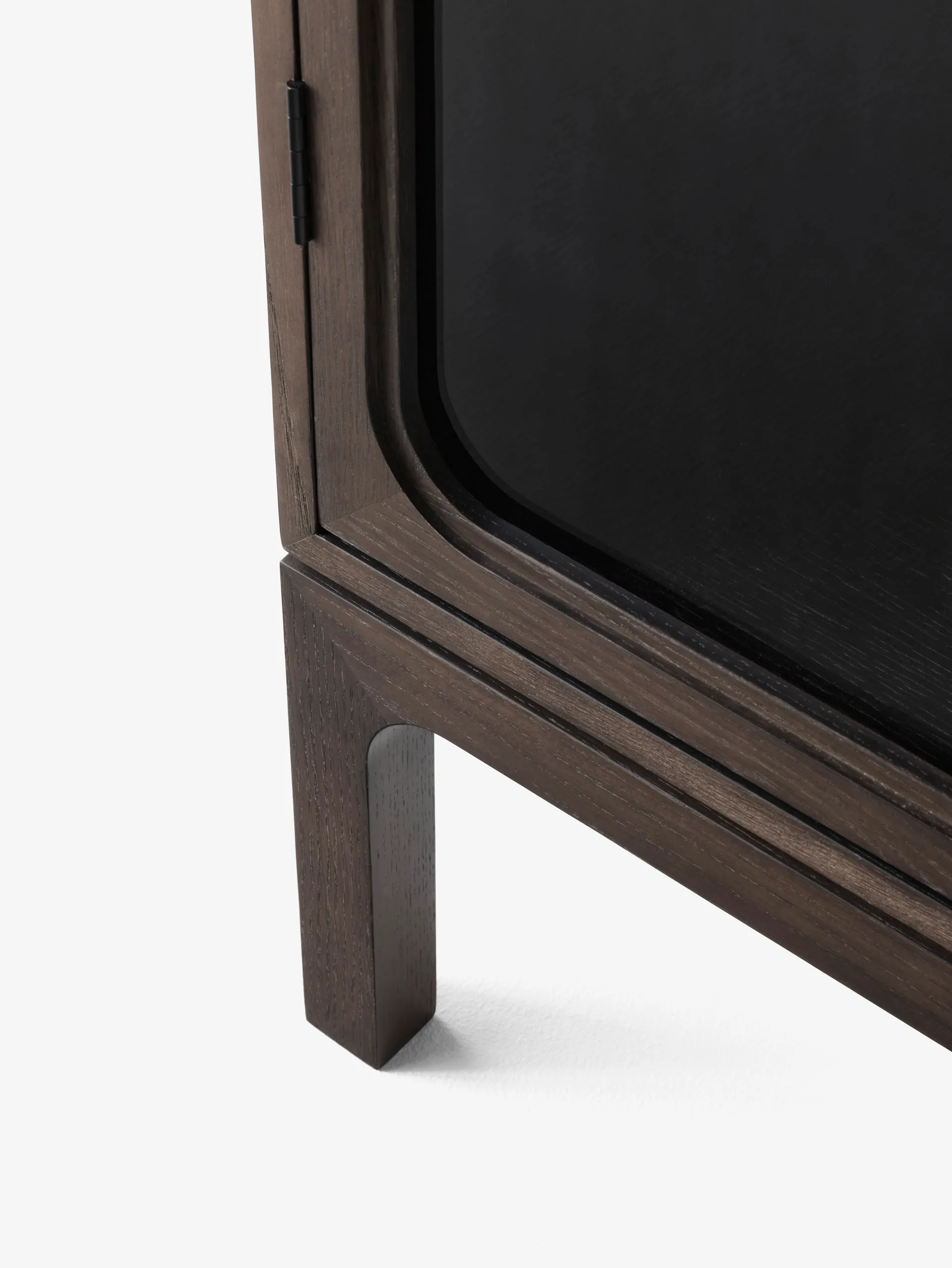 Trace SC87 vitrinskåp 50x192x40 cm, Dark stained oak &Tradition