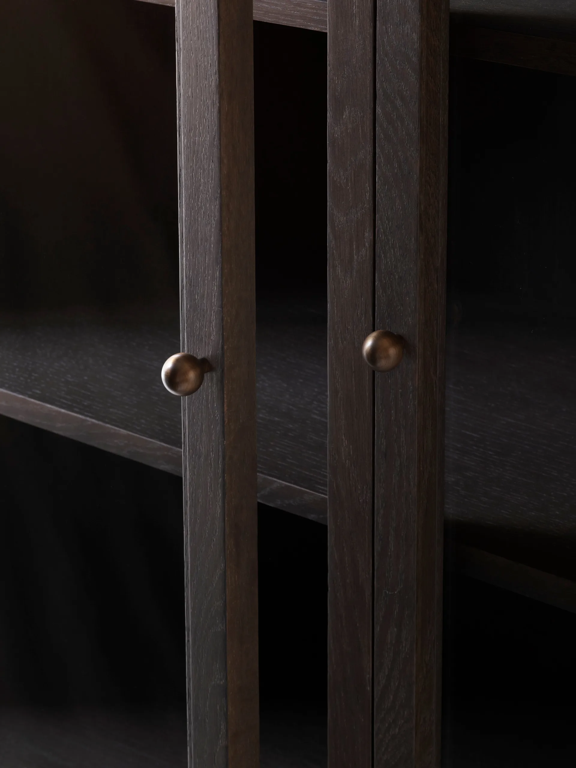 Trace SC88 vitrinskåp 120x192x40 cm, Dark stained oak &Tradition