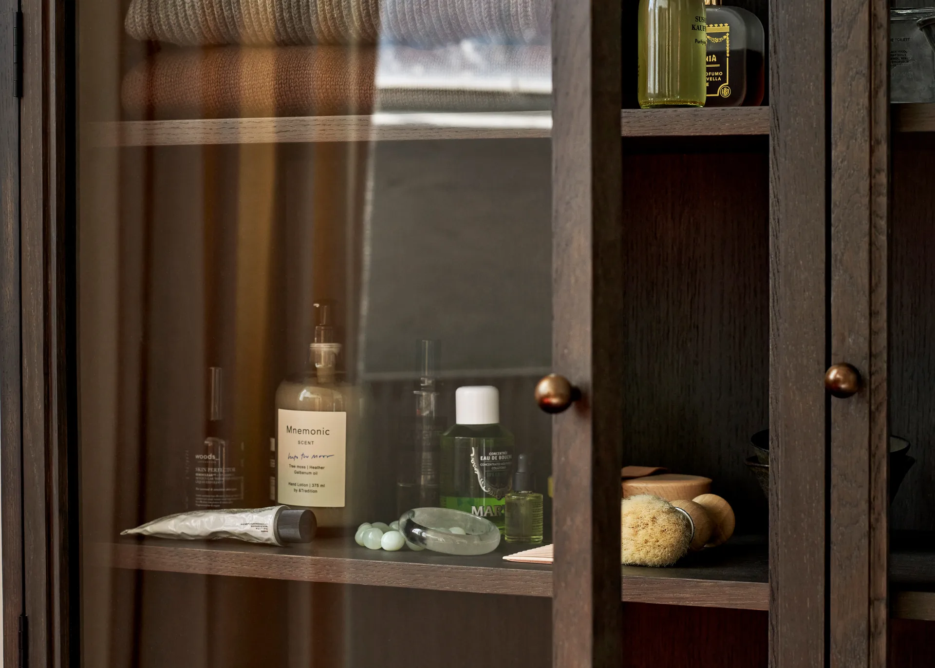 Trace SC88 vitrinskåp 120x192x40 cm, Dark stained oak &Tradition