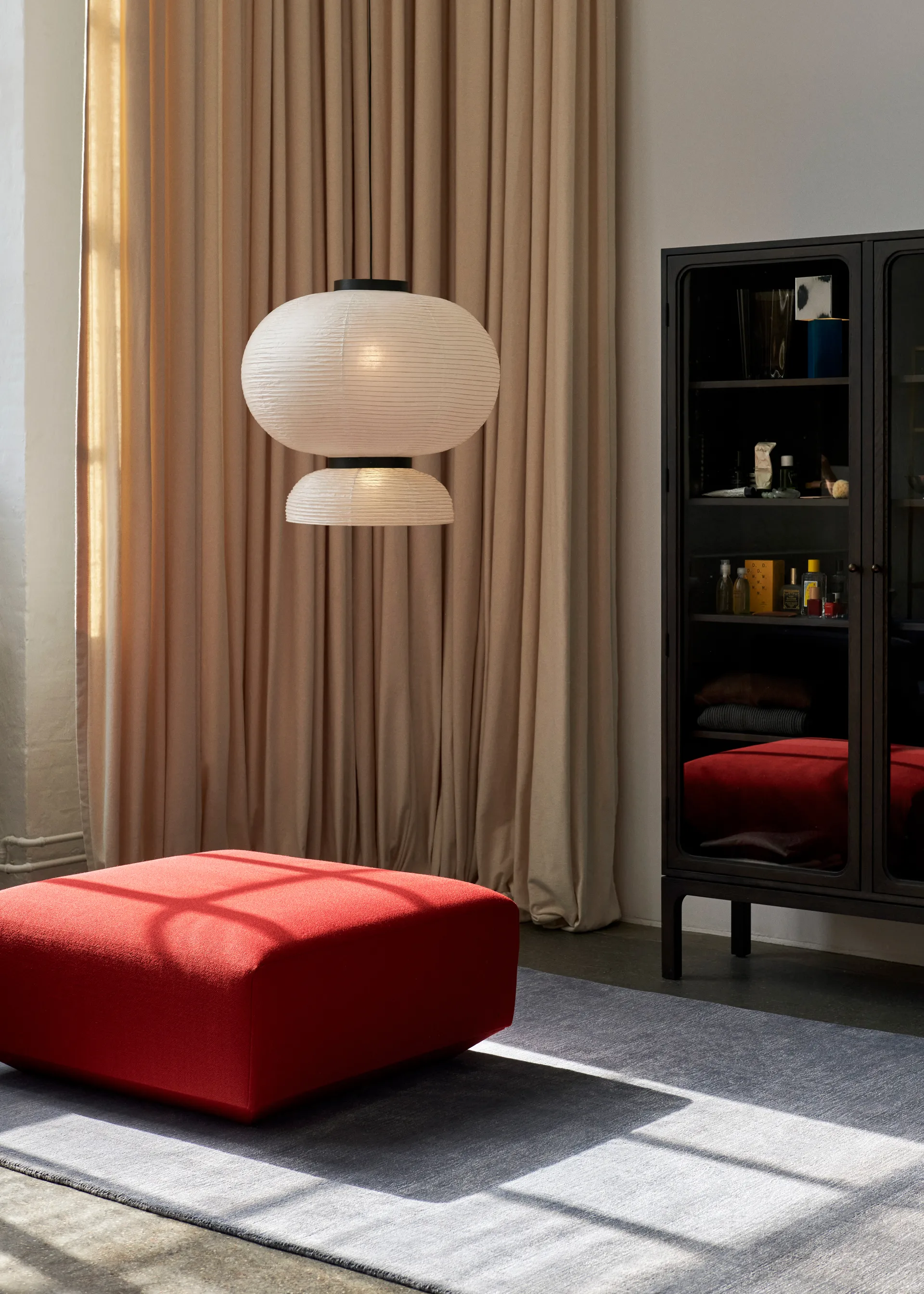 Trace SC88 vitrinskåp 120x192x40 cm, Dark stained oak &Tradition