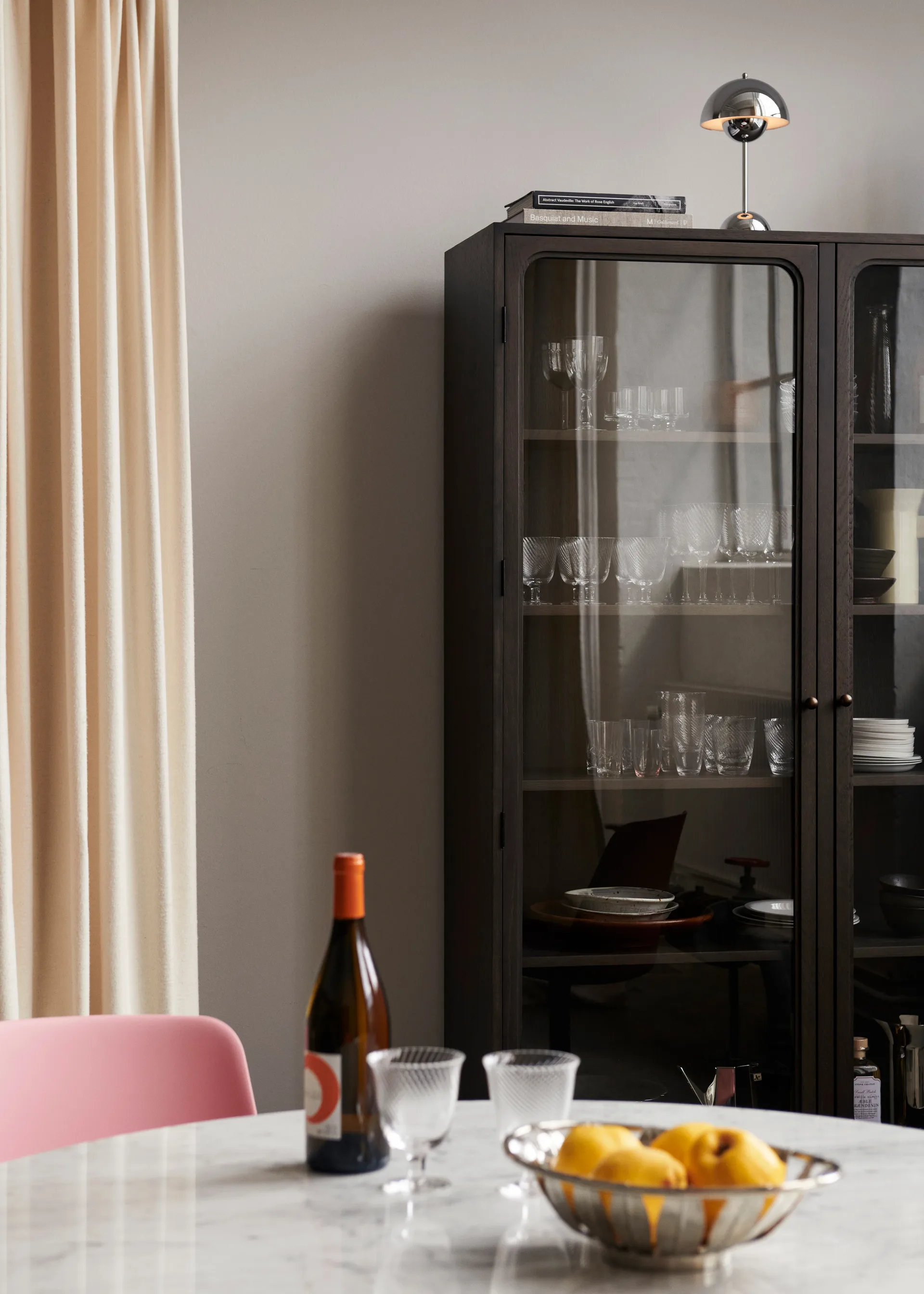 Trace SC88 vitrinskåp 120x192x40 cm, Dark stained oak &Tradition