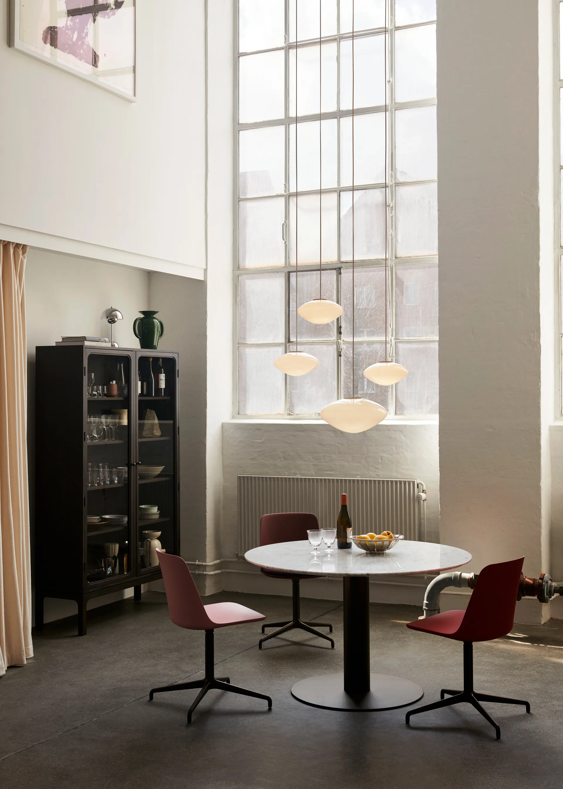 Trace SC88 vitrinskåp 120x192x40 cm, Dark stained oak &Tradition