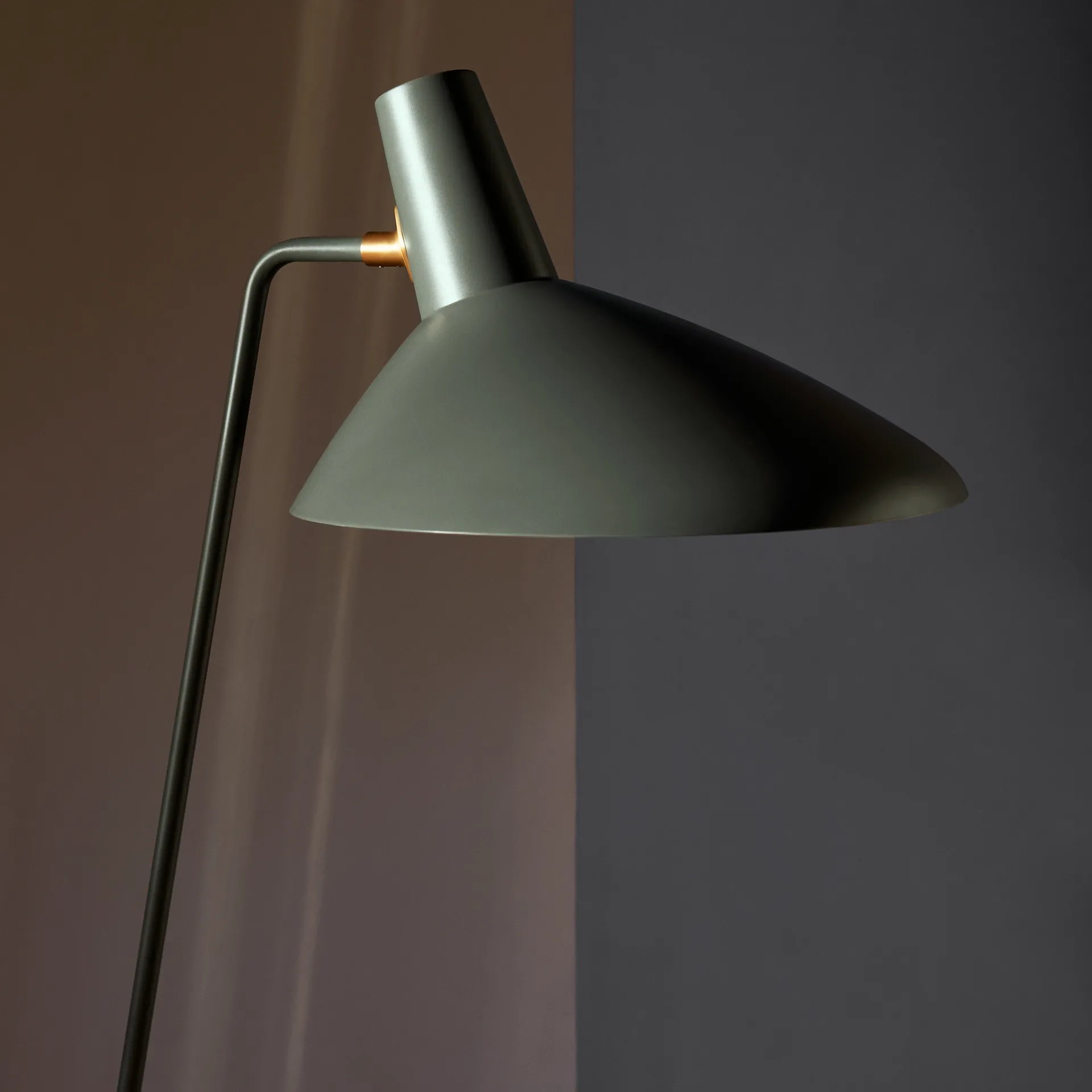 Tripod HM8 golvlampa, Moss &Tradition