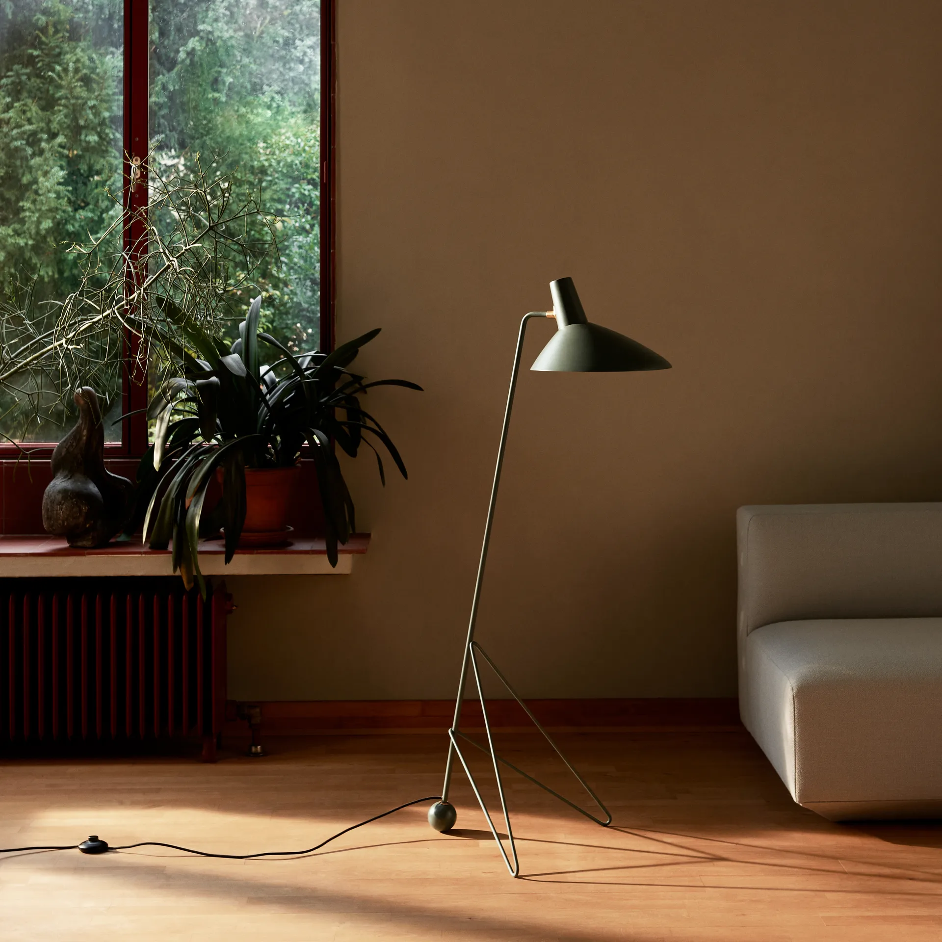 Tripod HM8 golvlampa, Moss &Tradition
