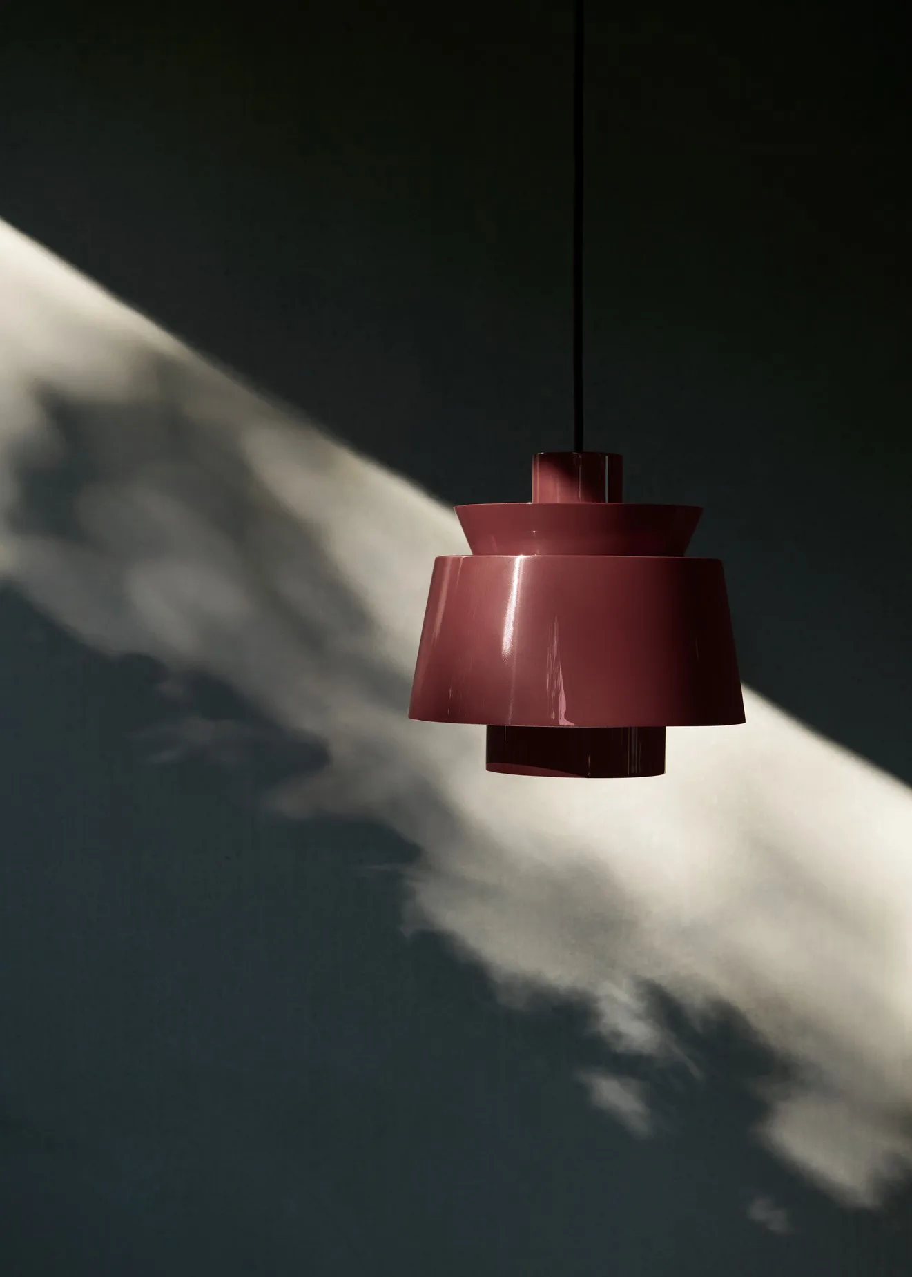 Utzon JU1 lampa, Dark burgundy, Ø22 cm &Tradition