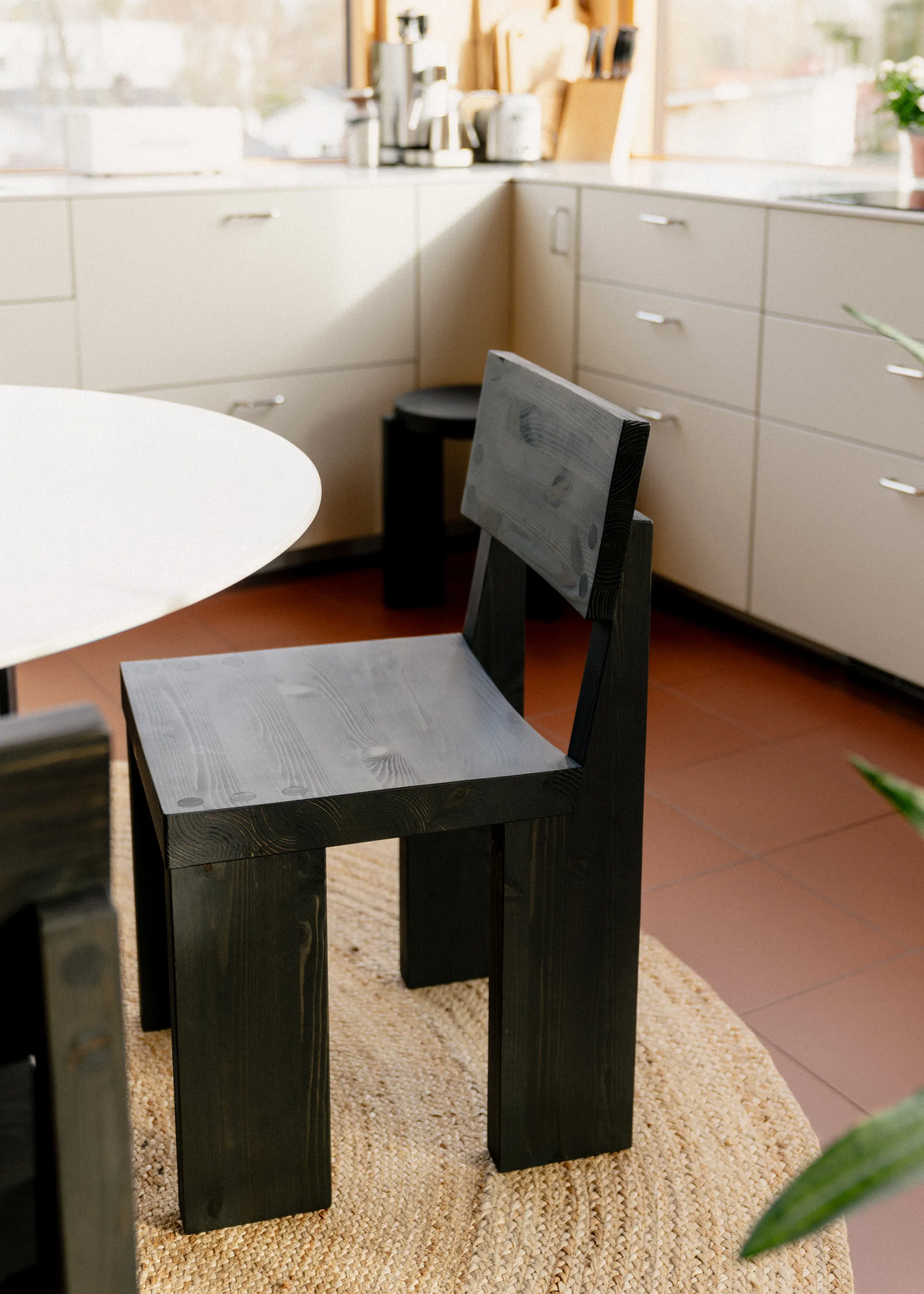 001 Dining Chair stol, Svartbetsad furu Vaarnii