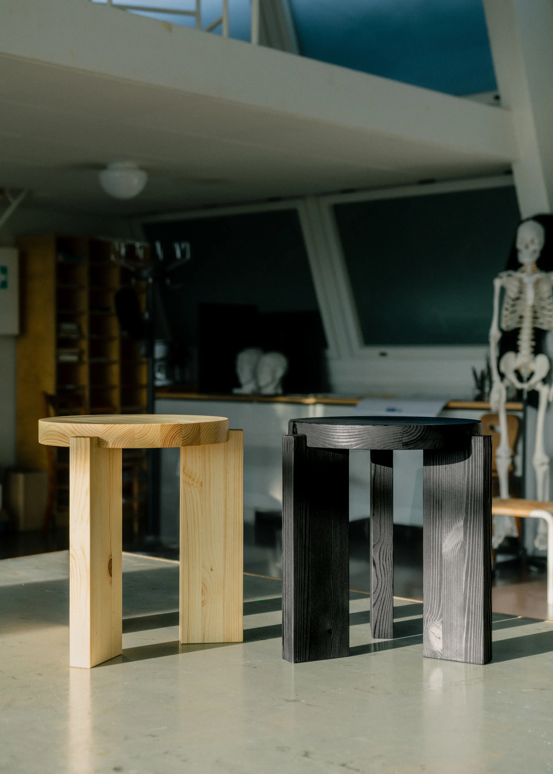 001 Stool pall, Svartbetsad furu, Ø40x44 cm Vaarnii