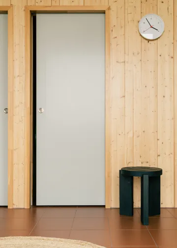 001 Stool pall - Svartbetsad furu, Ø40x44 cm - Vaarnii