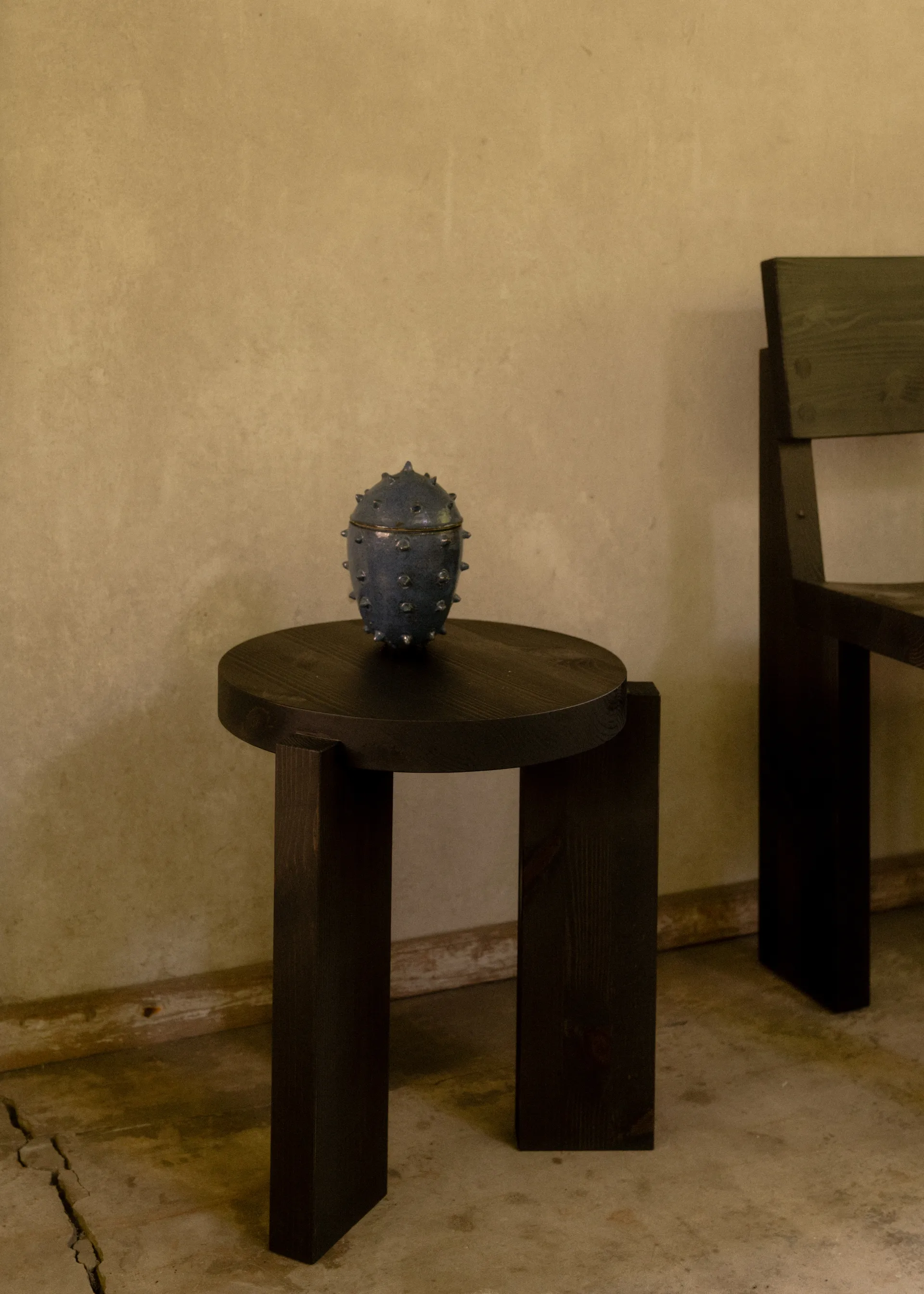 001 Stool pall, Svartbetsad furu, Ø40x44 cm Vaarnii