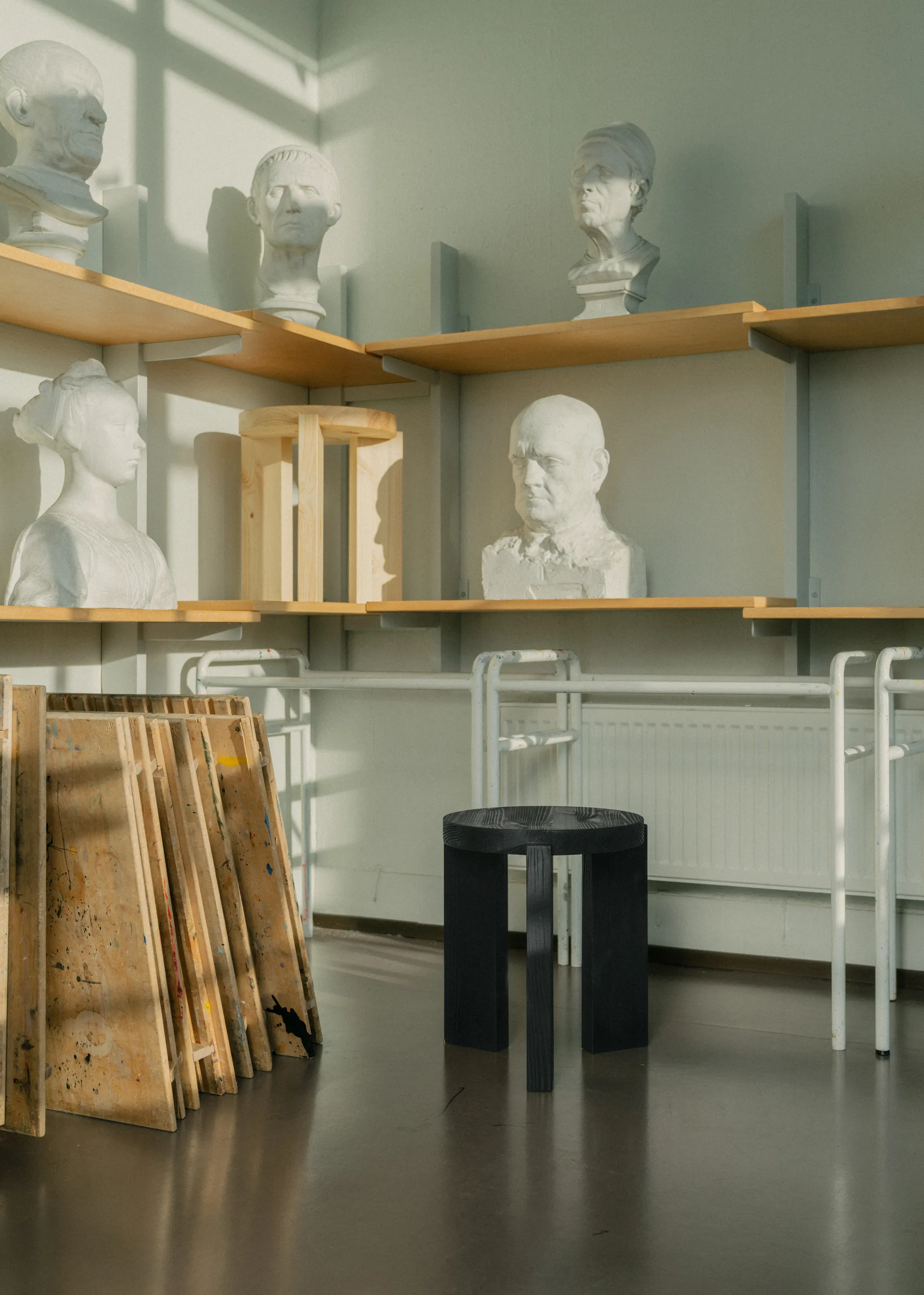 001 Stool pall, Svartbetsad furu, Ø40x44 cm Vaarnii