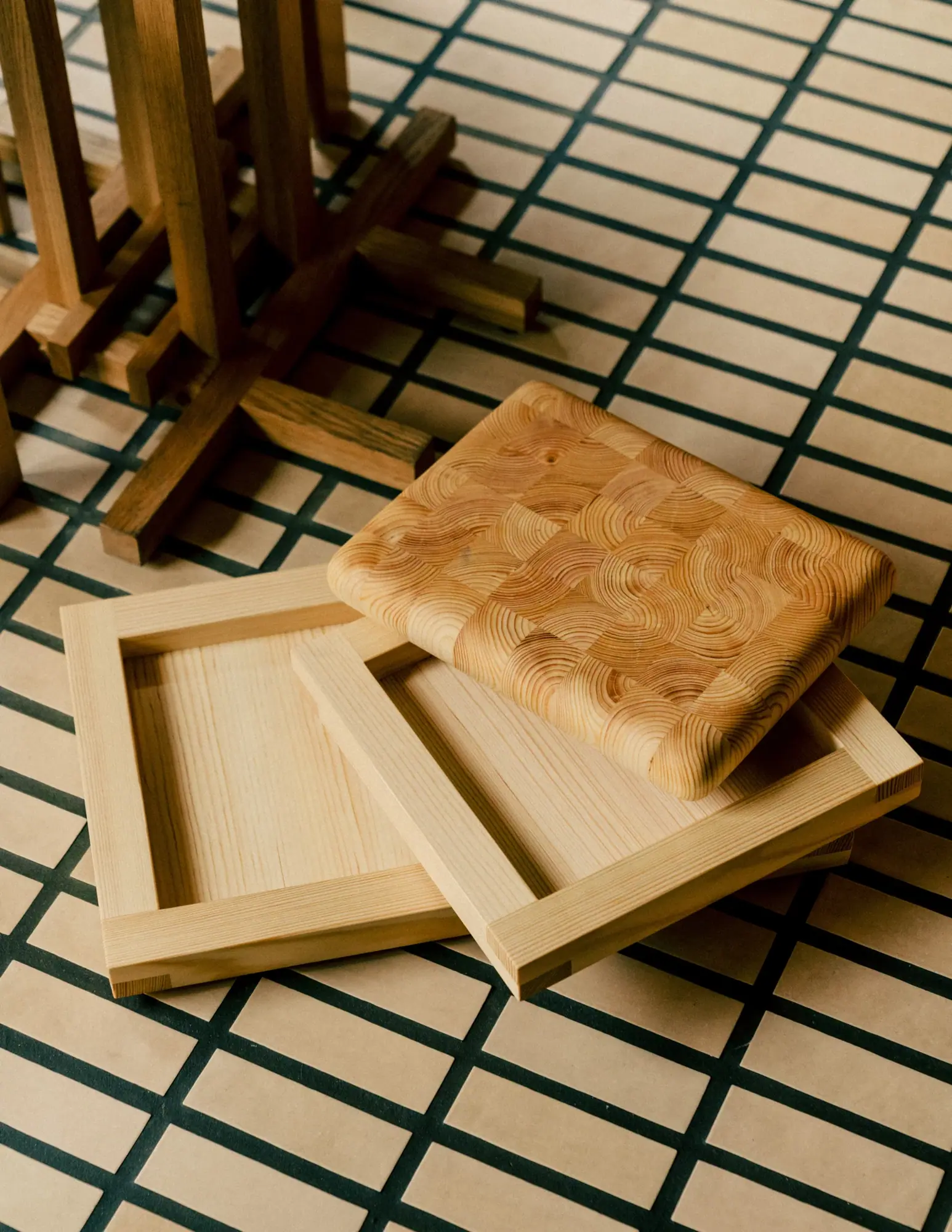 009 Tray bricka, Oljevaxad furu, 33x33x6 cm Vaarnii