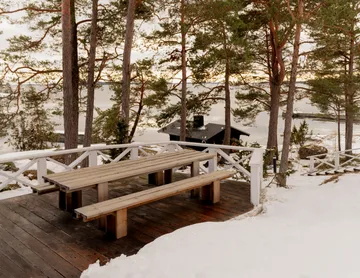 013 Osa Outdoor Bench bänk - Värmebehandlad furu, 182x37x49 cm - Vaarnii