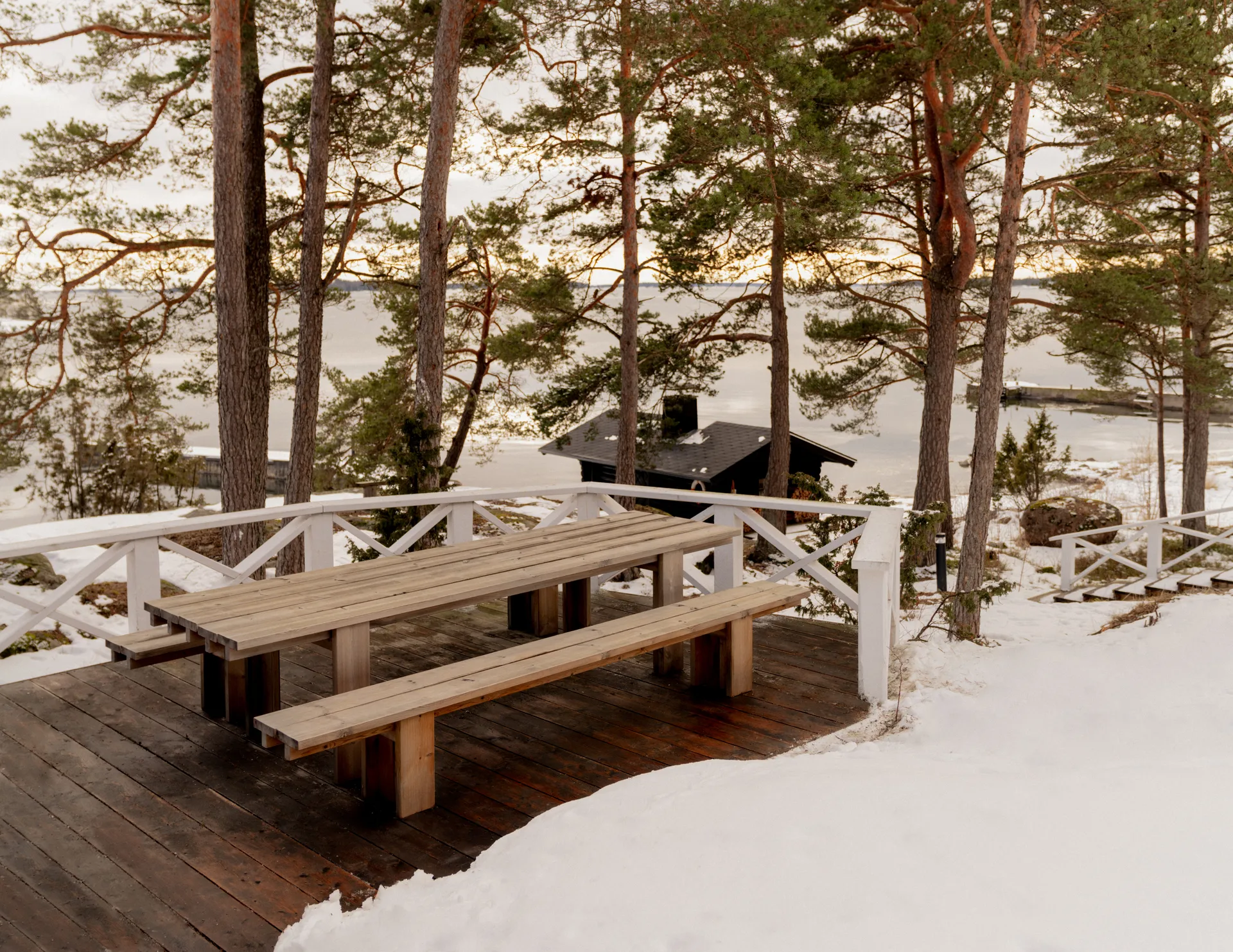 013 Osa Outdoor Bench bänk, Värmebehandlad furu, 270x37x49 cm Vaarnii