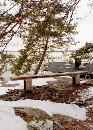 013 Osa Outdoor Bench bänk - Värmebehandlad furu, 270x37x49 cm - Vaarnii