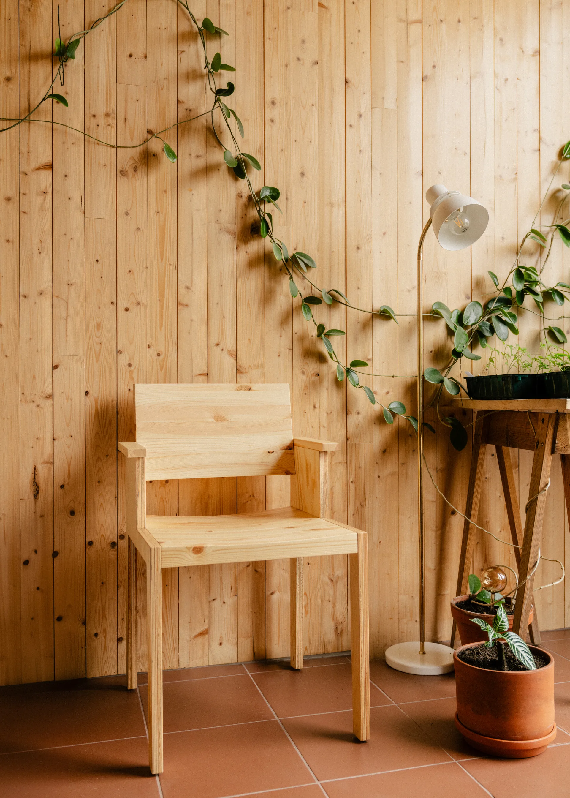 016 Maasto Dining Armchair karmstol, Matt oljevaxad furu Vaarnii