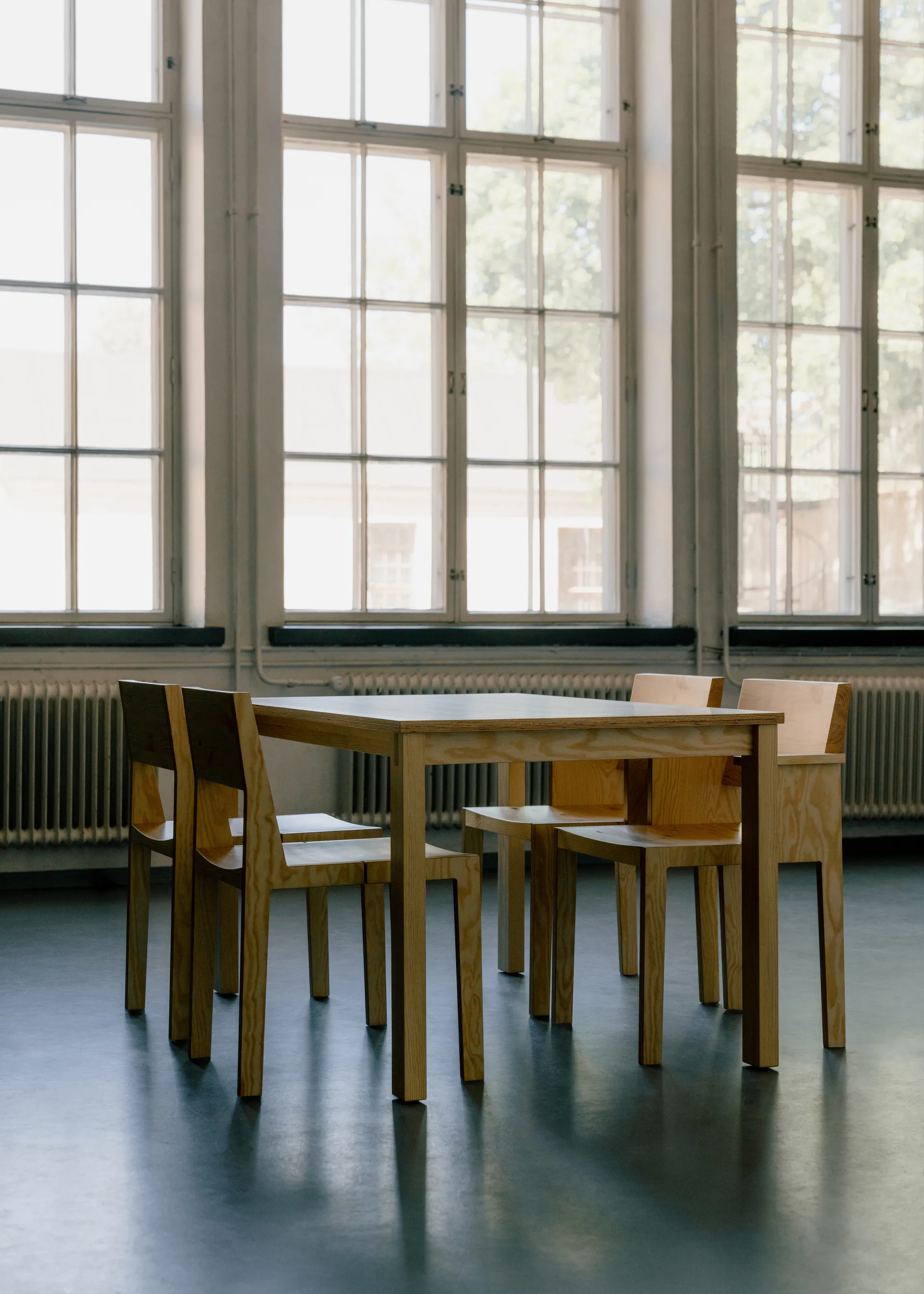 016 Maasto Table bord, Matt oljevaxad furu, 90x90x75 cm Vaarnii