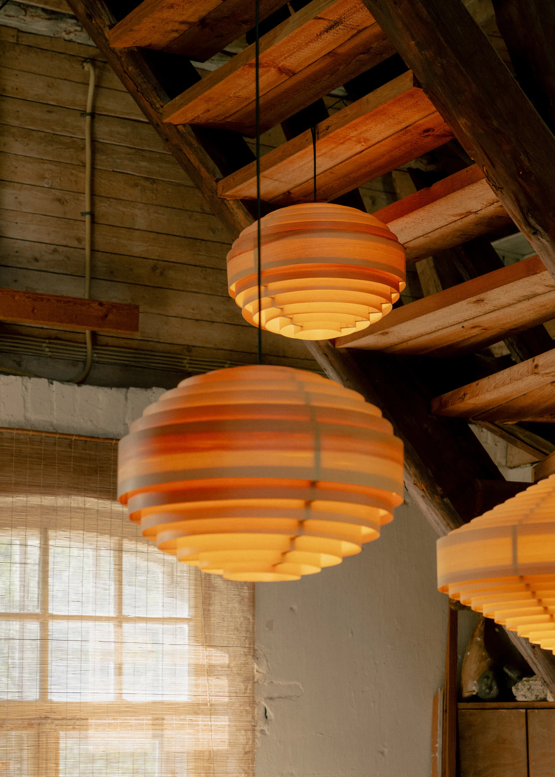 1002 Hans Pendant pendel, Matt oljevaxad furu, XL Ø70 cm Vaarnii