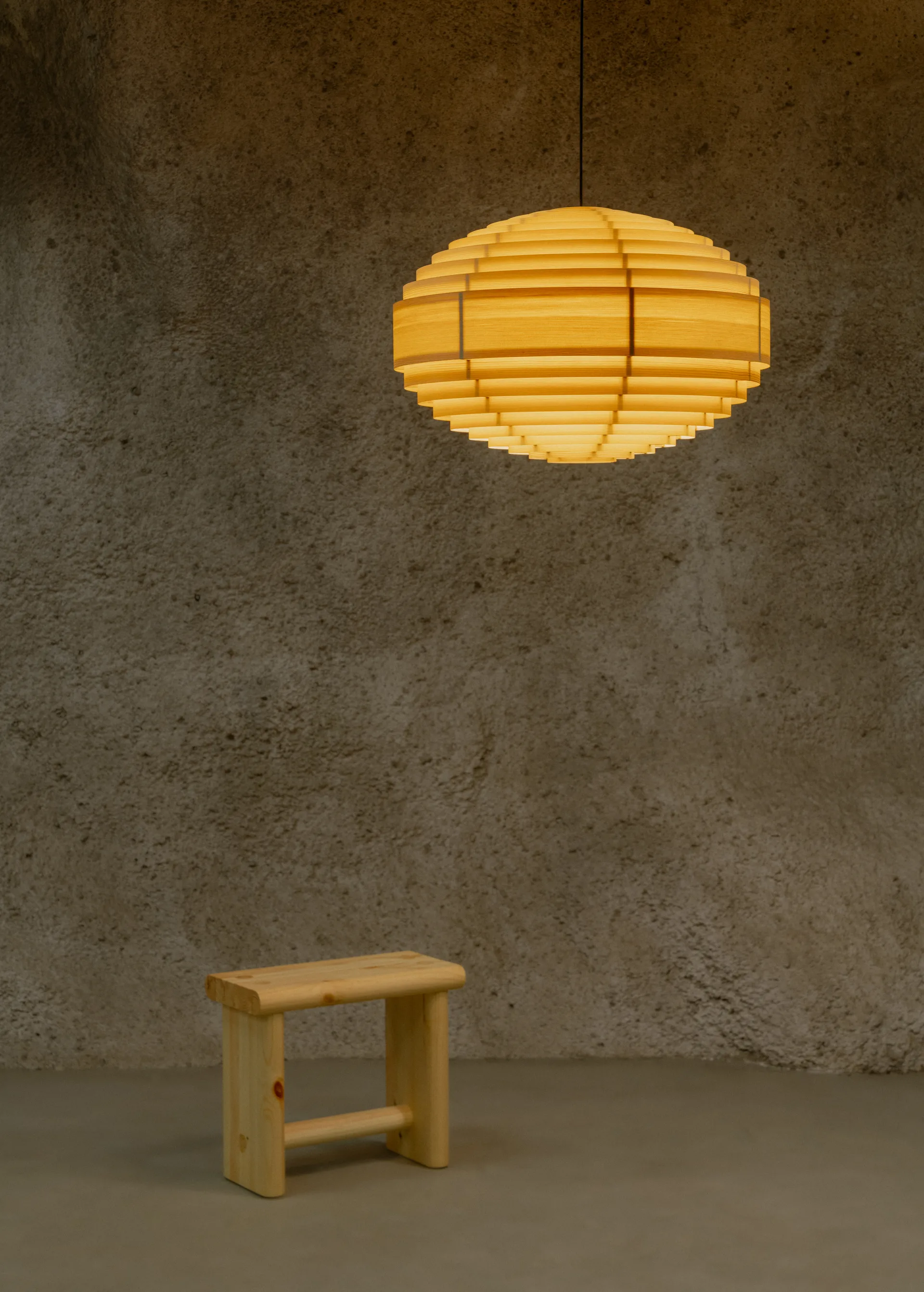 1002 Hans Pendant pendel, Matt oljevaxad furu, XL Ø70 cm Vaarnii