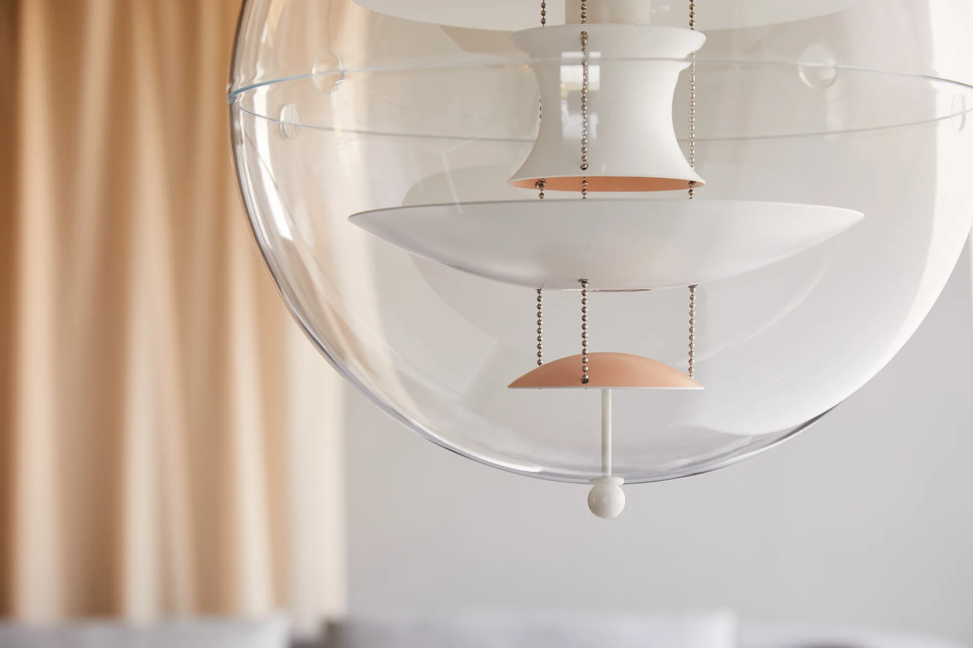 VP Globe Warm Peach taklampa, Ø40 cm Verpan