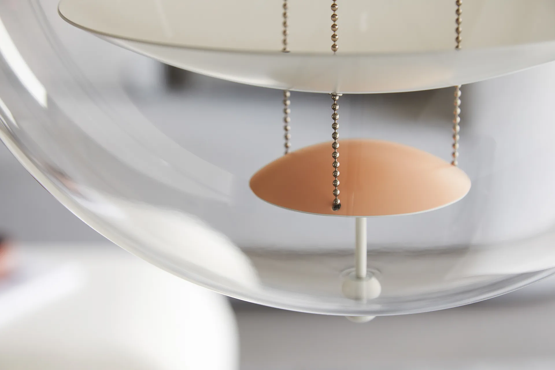 VP Globe Warm Peach taklampa, Ø40 cm Verpan