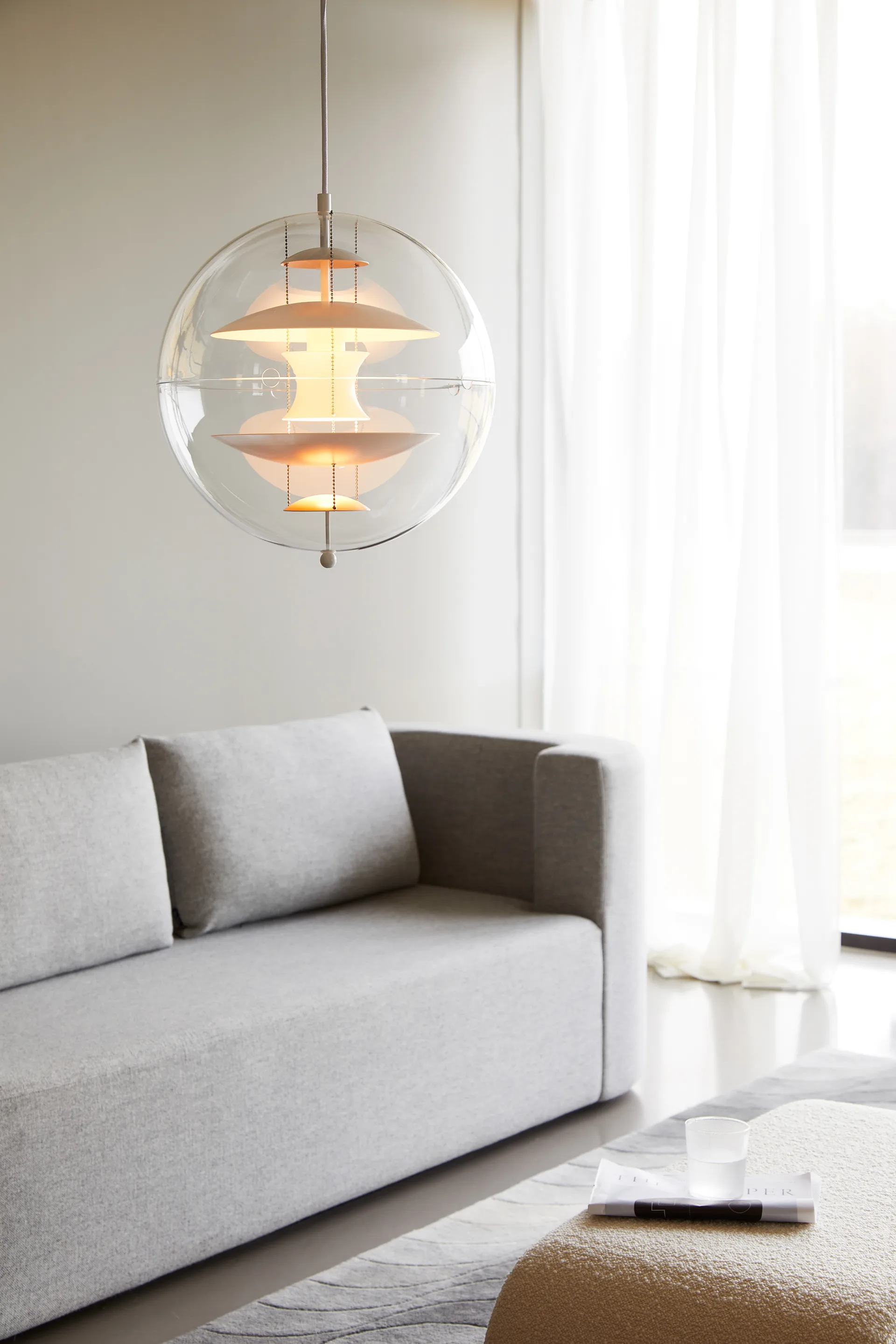 VP Globe Warm Peach taklampa, Ø40 cm Verpan