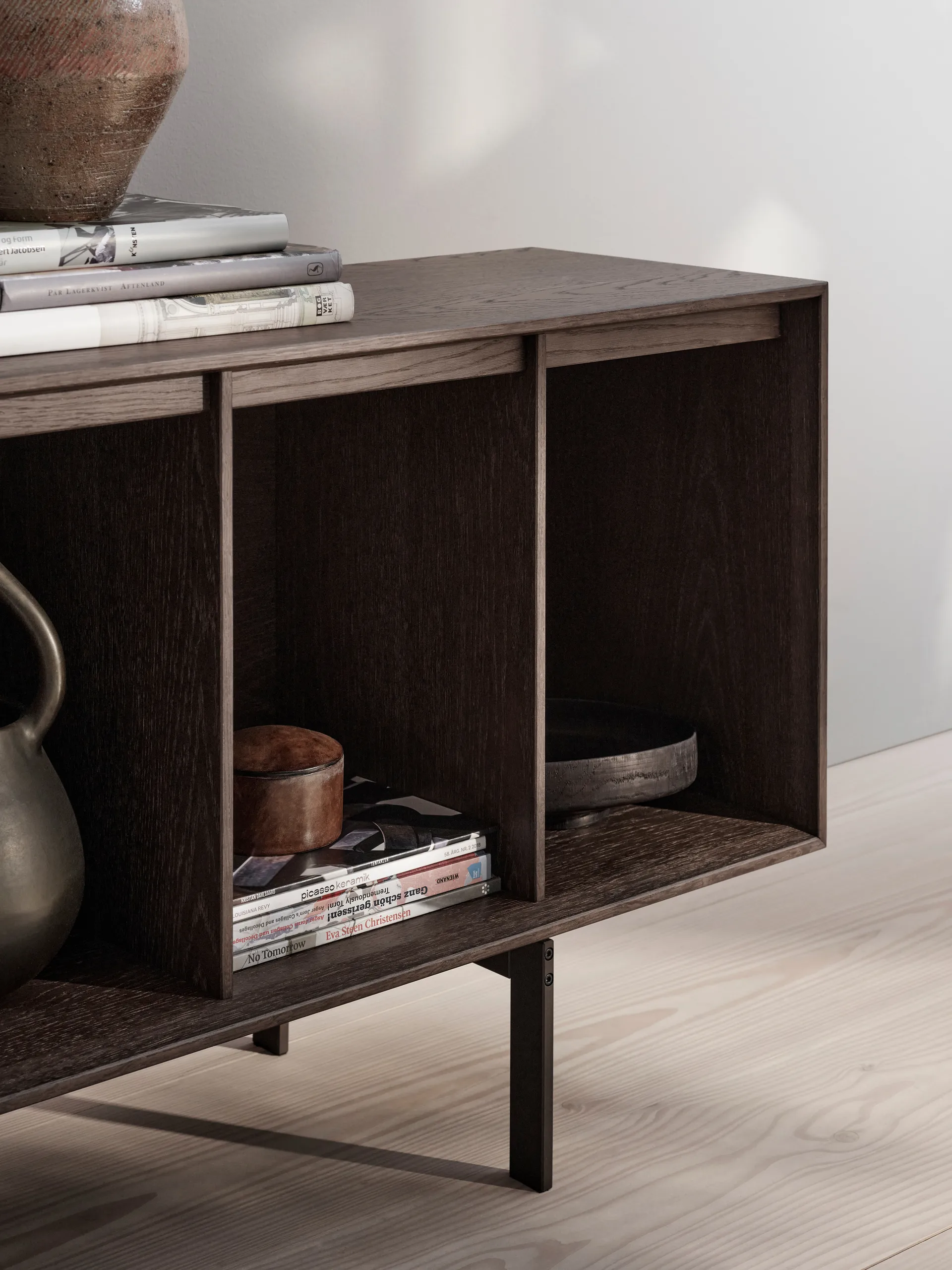 Vipp Cabinet H1 sideboard med ben, Dark oak-marble, doors Vipp