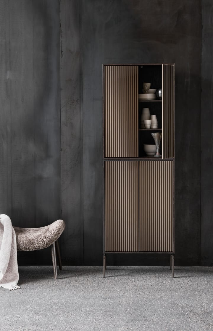 Vipp Cabinet H4 skåp med ben, Dark oak, doors Vipp