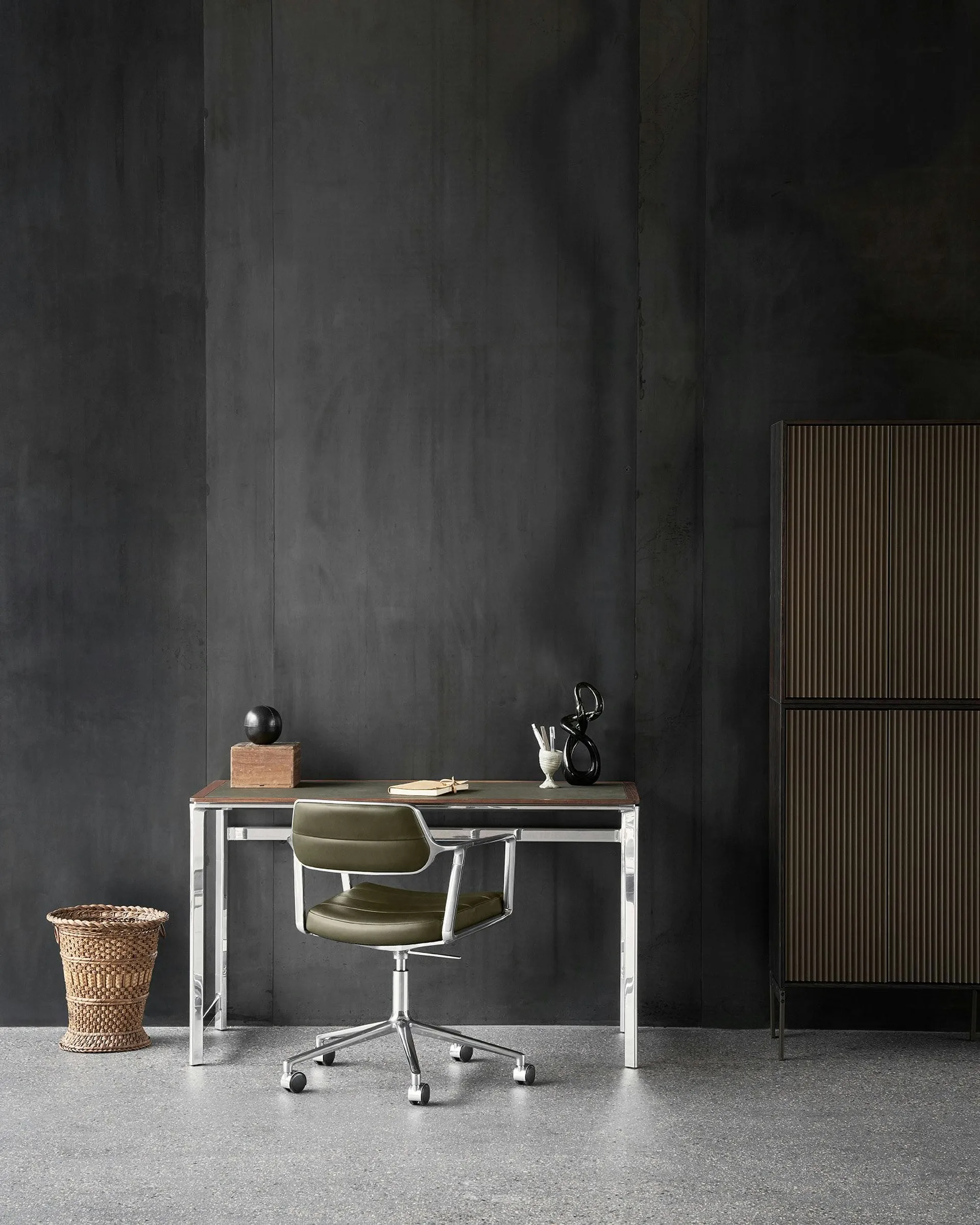 Vipp430 Studio Desk skrivbord 60x125 cm, Bosco leather-walnut Vipp