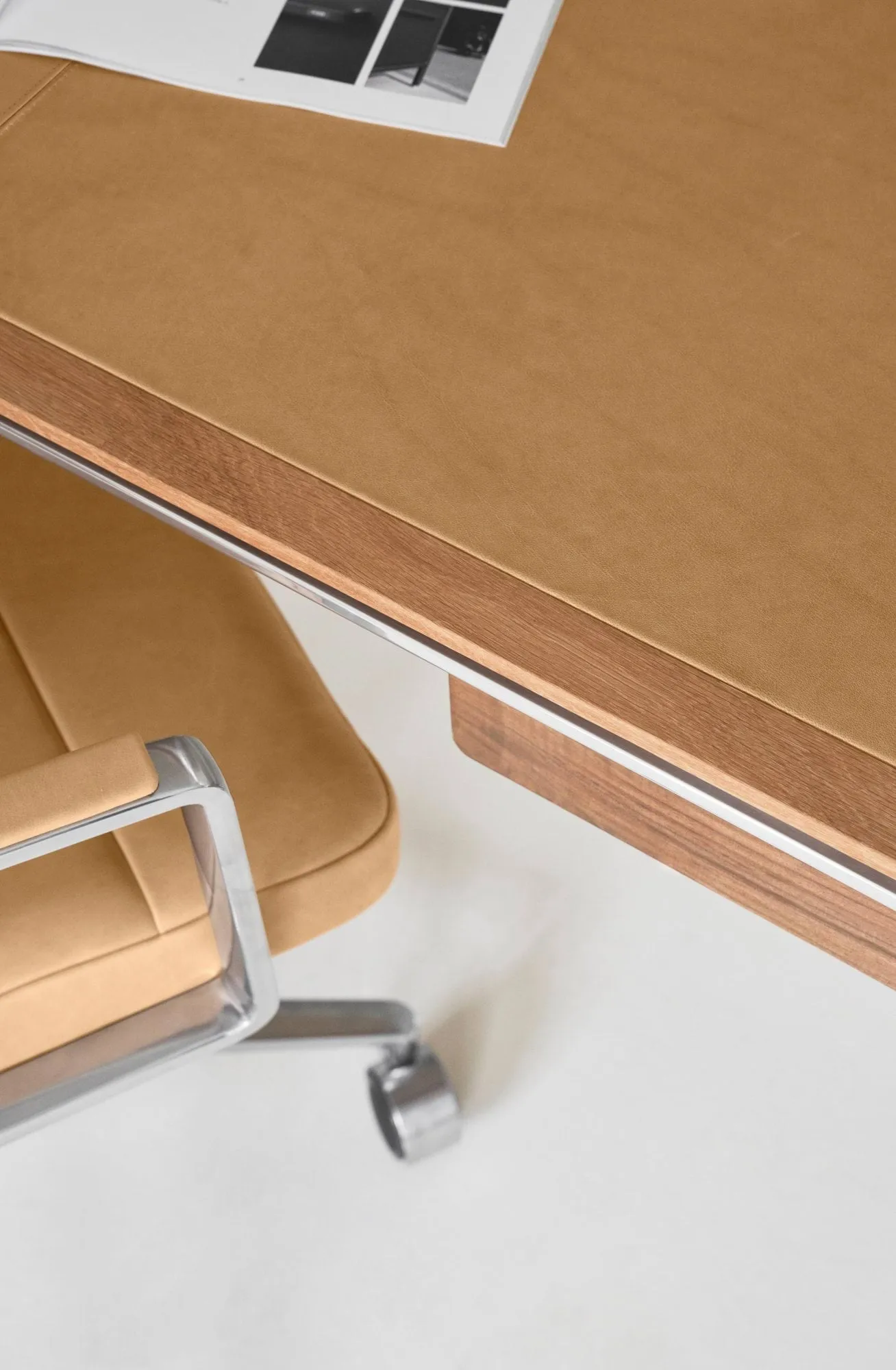 Vipp432 skrivbord, Camel leather-light oak Vipp