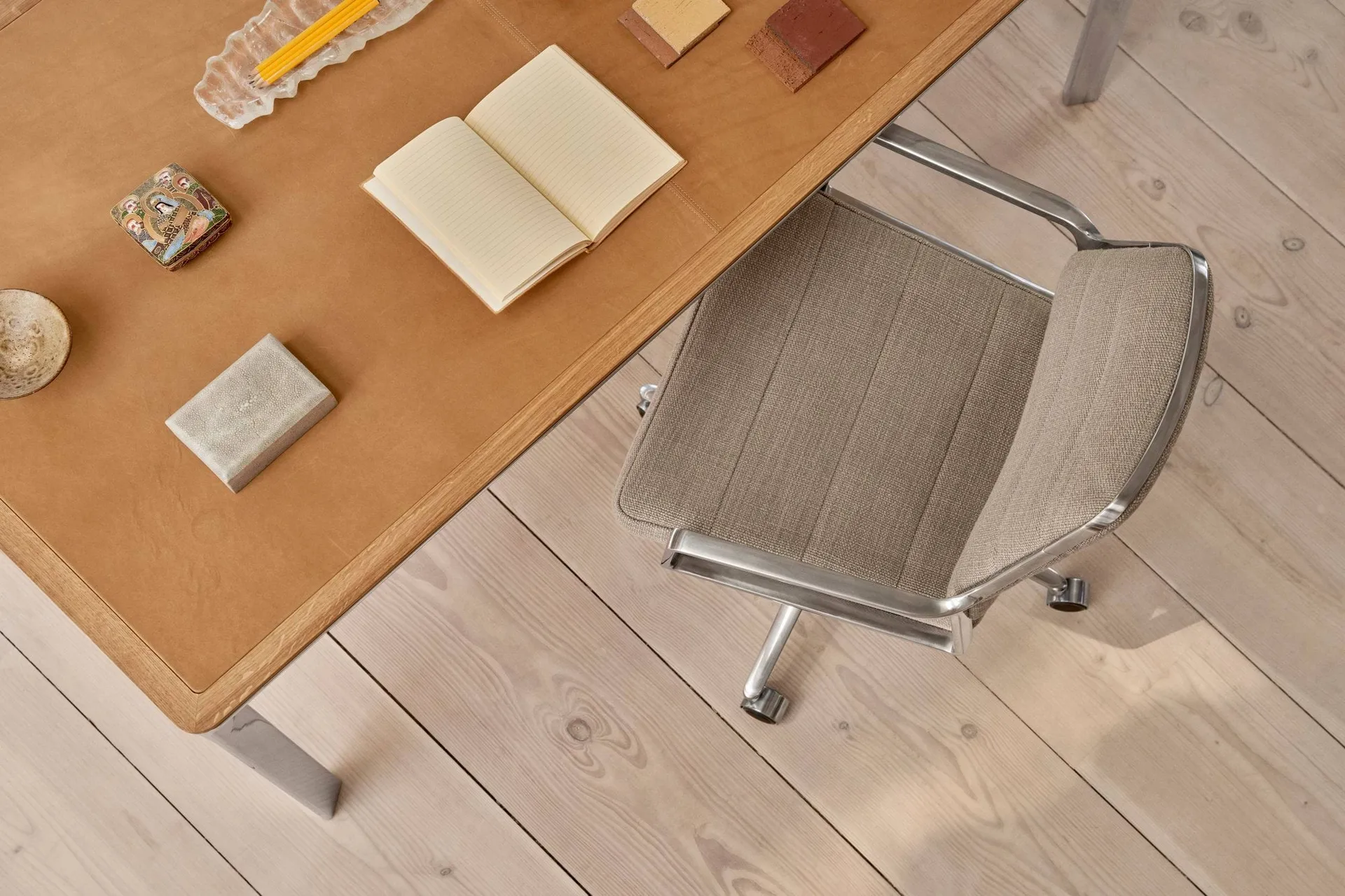 Vipp432 skrivbord, Camel leather-light oak Vipp