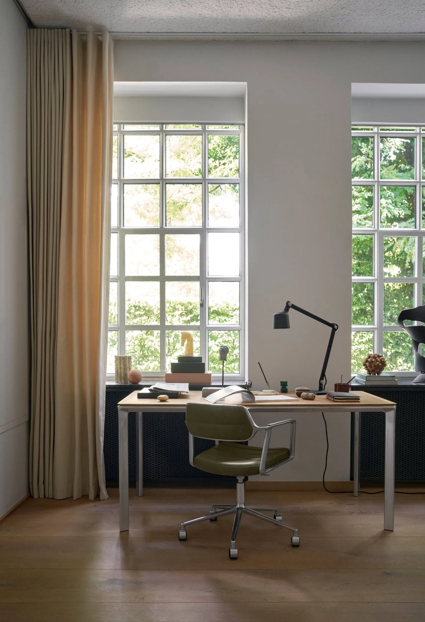 Vipp432 skrivbord, Camel leather-light oak Vipp