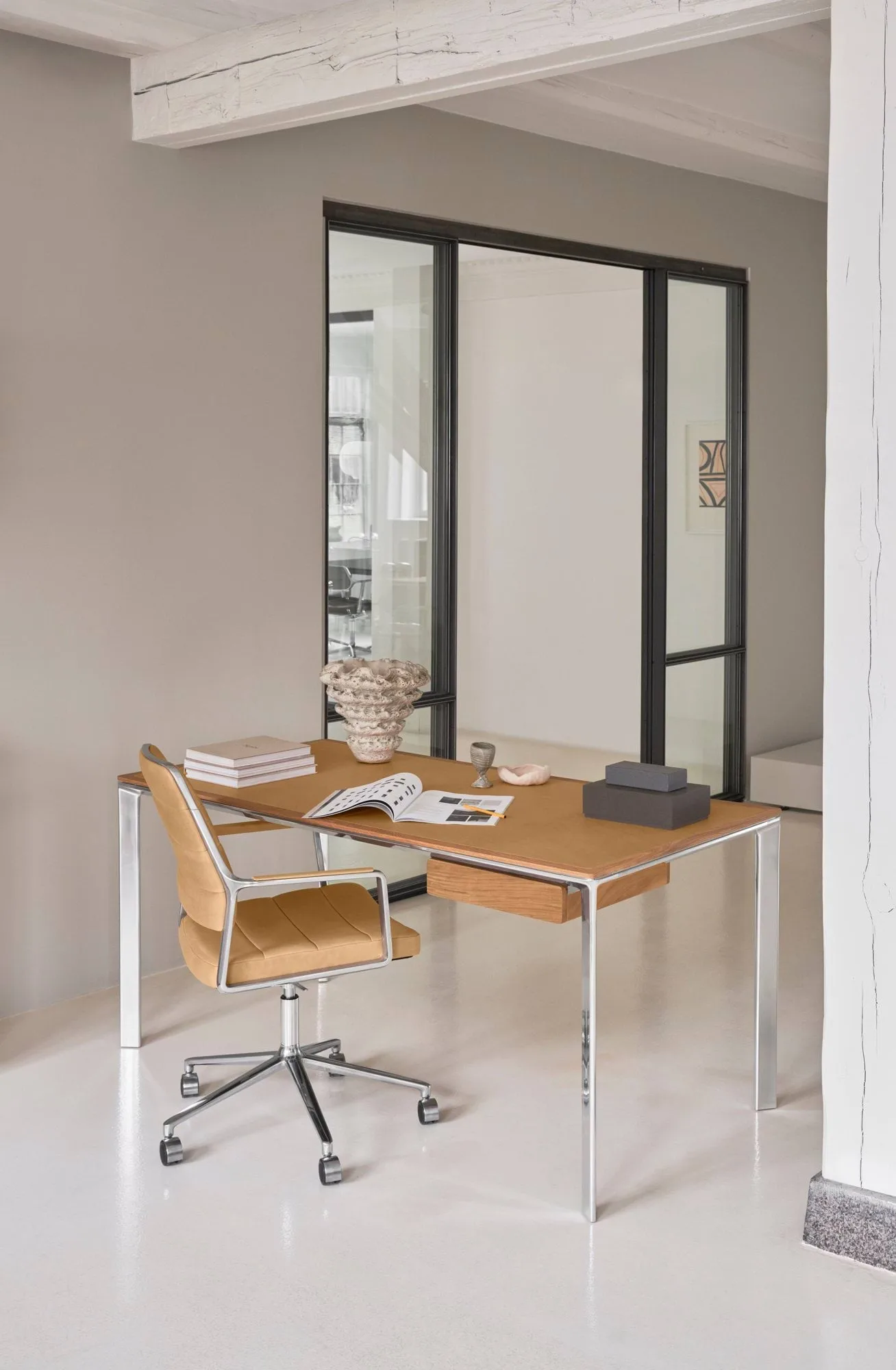 Vipp432 skrivbord, Camel leather-light oak Vipp